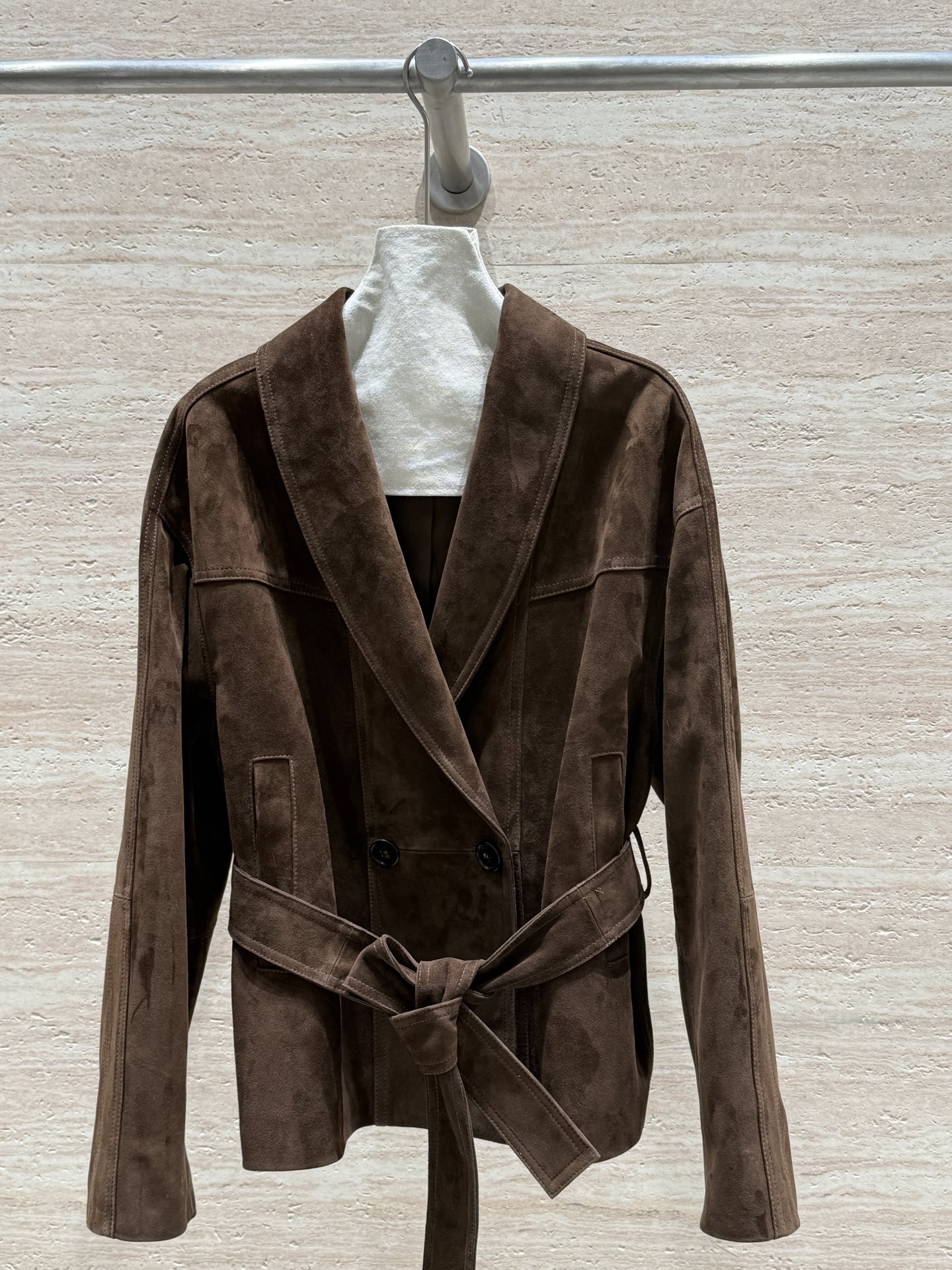 NO:720197,The highest version on the market, the girl inspects the goods, trims the three marks on the threads, and ships the goods. You can post pictures and take videos. It is not factory-direct hair and there is no sense of responsibility. If you want quality or service, please add me on WeChat. We do not accept urgent orders. The new modern lapel jacket for the open room spring and autumn, British sheepskin and Ethiopian sheepskin suede, has a tone and texture, the leather is soft but not collapsed, and the design with a belt has a feminine temperament and full sense of lines. It is really amazing.  Size 36.38.40.42,women's clothing,jackets & coats,jackets & coats,sheepskin,19860909市面最高版本小妹验货、修剪线头上三标、发货可发图及拍视频,非工厂直发无责任感炒手,要品质要服务的加我微信,不接急单. 开间春秋新款摩登翻领夹克外套,英国绵羊皮埃塞俄比亚羊皮反绒面,有腔调有质感,皮料软而不塌,搭配腰带的设计,气质有女人味,线条感十足,真的太赞了 尺码36.38.40.42,女装,jackets & coats,jackets & coats,sheepskin,,Women's clothing