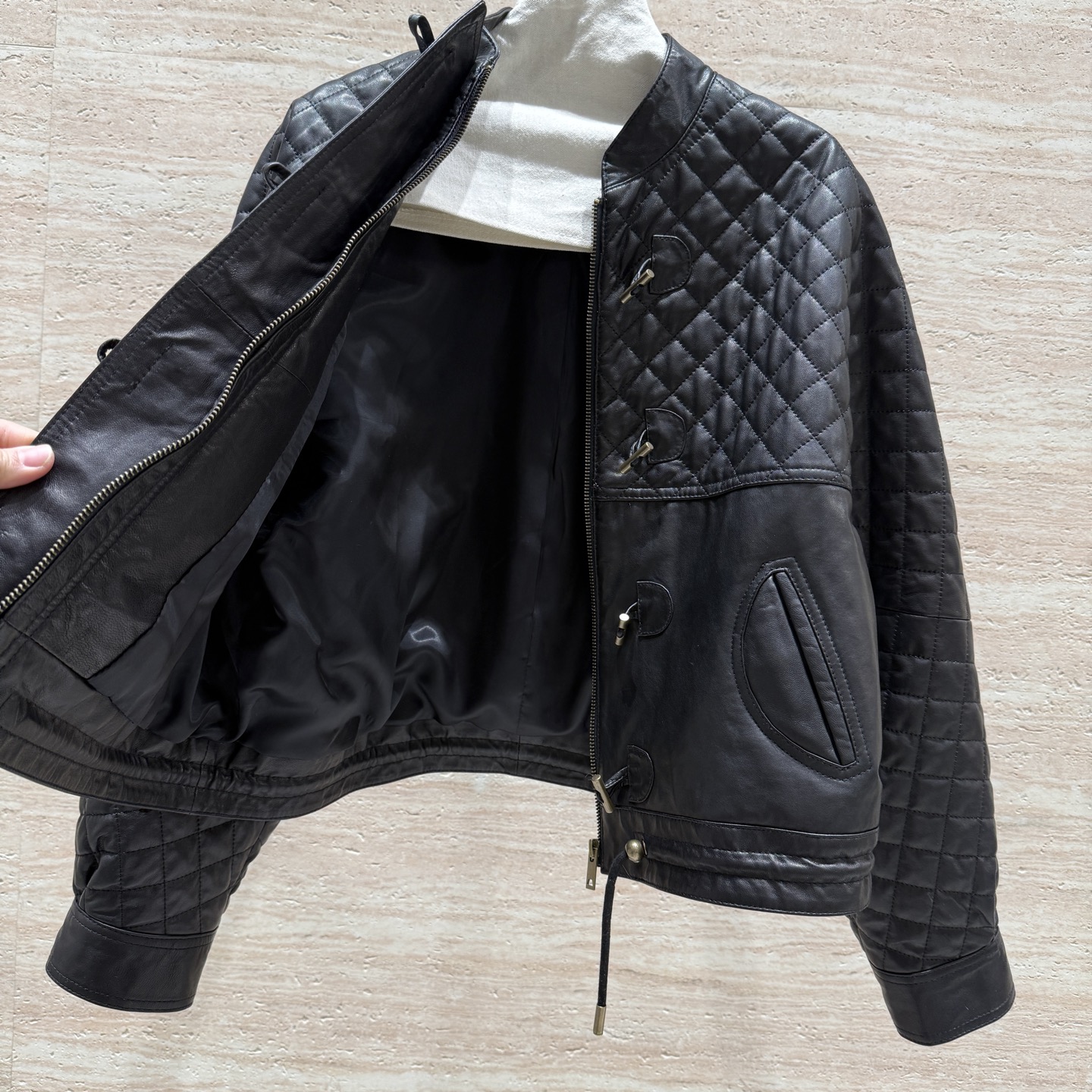 NO:720199,The highest version on the market, the girl inspects the goods, trims the three marks on the threads, and ships the goods. You can post pictures and take videos. It is not factory-straight hair and there is no sense of responsibility for speculators. If you want quality or service, please add me on WeChat. I will not accept urgent orders. Isabel Marant's new autumn and winter long-sleeved leather jacket.  , 100% imported sheepskin, soft, delicate and shiny, filled with 90% white goose down, warm and comfortable, using classic pressed grid technology, 100% detail level, super design, cool and sassy upper body, casual and versatile Size: 36.38.40.42, women's clothing, jackets & coats, jackets & coats, sheepskin,19860909市面最高版本小妹验货、修剪线头上三标、发货可发图及拍视频,非工厂直发无责任感炒手,要品质要服务的加我微信,不接急单. Isabel Marant秋冬新款长袖皮夹克外套 ,百分百进口绵羊皮,柔软细腻有光泽,内里填充90白鹅绒,保暖舒适,采用经典压格的工艺,细节层次一百分,超有设计感,上身又酷又飒,休闲百搭 尺码:36.38.40.42,女装,jackets & coats,jackets & coats,sheepskin,,Women's clothing