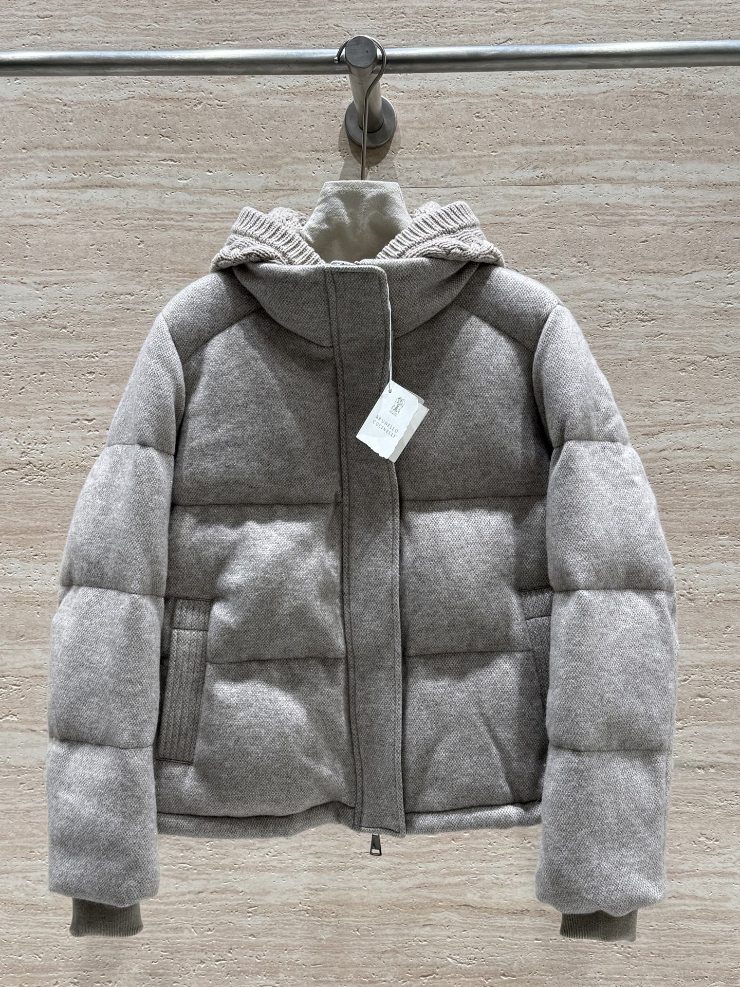 NO:720574,Brunello Cucinelli's new fall and winter knitted hat and goose down jacket!  The same style for men and women, filled with 30% white goose down. The fabric is made of wool and cashmere silver, with a looming atmosphere, and the hat is spliced ​​with knitted fabric. The craftsmanship is exquisite and detachable, the details and texture are super good, the hem drawstring and sleeve threaded closing design are warm, comfortable and age-reducing. Size: 36.38.40.42, women's clothing, brunello cucinelli, hats,19860909Brunello Cucinelli秋冬新款针织帽鹅绒服！男女同款,内里填充30白鹅绒.面料采用羊毛羊绒银丝,若隐若现氛围感拉满,帽子拼接针织面料.工艺精湛可拆卸,细节质感超级好,下摆抽绳跟袖子螺纹收口的设计,保暖舒适又减龄 尺码:36.38.40.42,女装,brunello cucinelli,hats,,Women's clothing