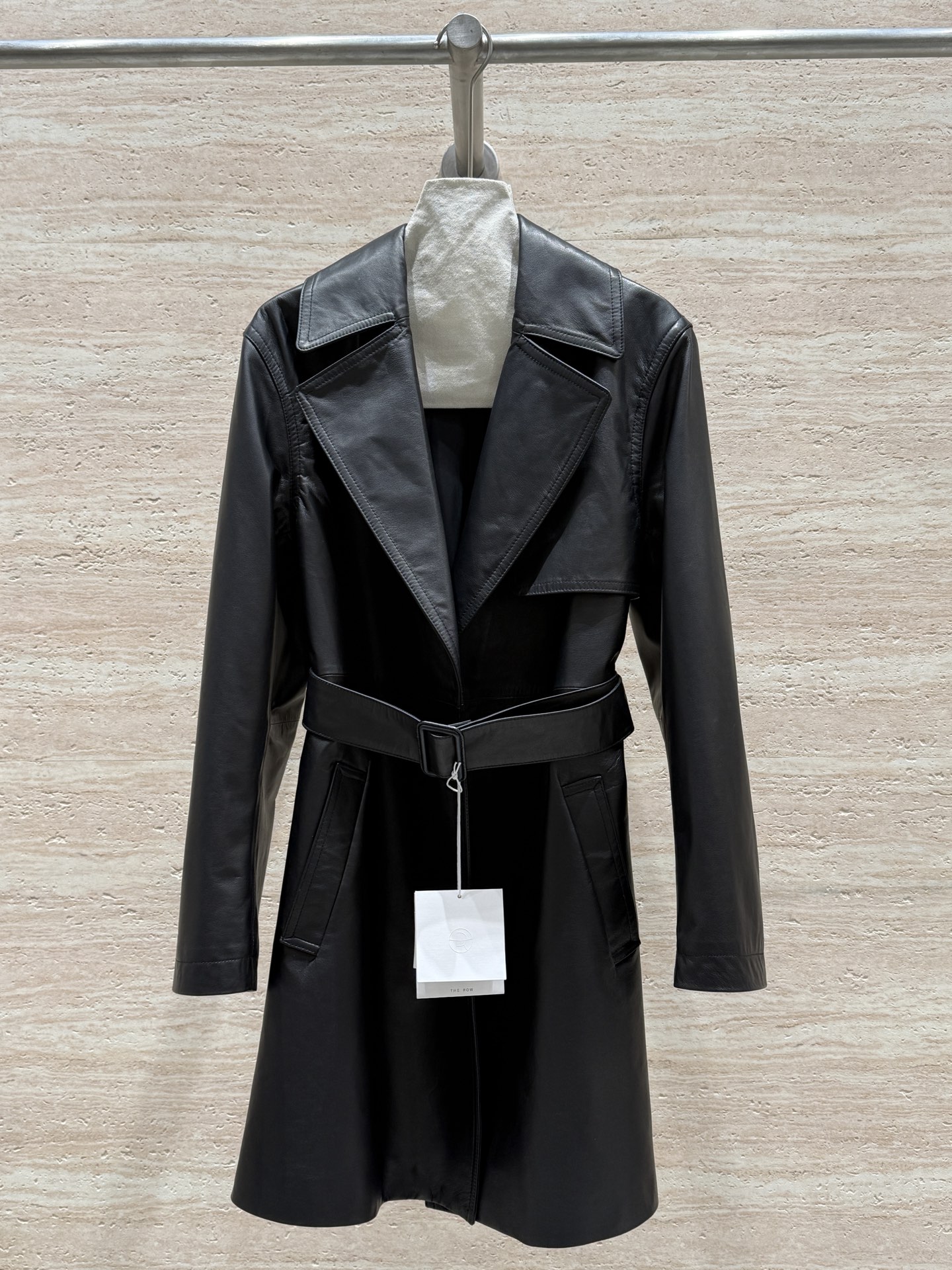 NO:720201,The highest version on the market, the girl inspects the goods, trims the three marks on the threads, and ships the goods. You can post pictures and take videos. It is not factory-direct hair and there is no sense of responsibility. If you want quality or service, please add me on WeChat. We do not accept urgent orders. THE ROW's new autumn and winter jackets are 100% imported cowhide, very wide, stylish and textured. The design of the suit collar and belt is exquisite and feminine, high-end and simple, loose and tolerant, with a full upper body aura, fashionable and versatile.  Size 36.38.40.42,women's clothing,jackets & coats,jackets & coats,cowhide,19860909市面最高版本小妹验货、修剪线头上三标、发货可发图及拍视频,非工厂直发无责任感炒手,要品质要服务的加我微信,不接急单.  THE ROW秋冬新款夹克外套,百分百进口牛皮,挺阔有型有质感,西服领腰带的设计,精致有女人味,高级简洁,版型宽松,包容性强,上身气场全开,时髦又百搭 尺码36.38.40.42,女装,jackets & coats,jackets & coats,cowhide,,Women's clothing