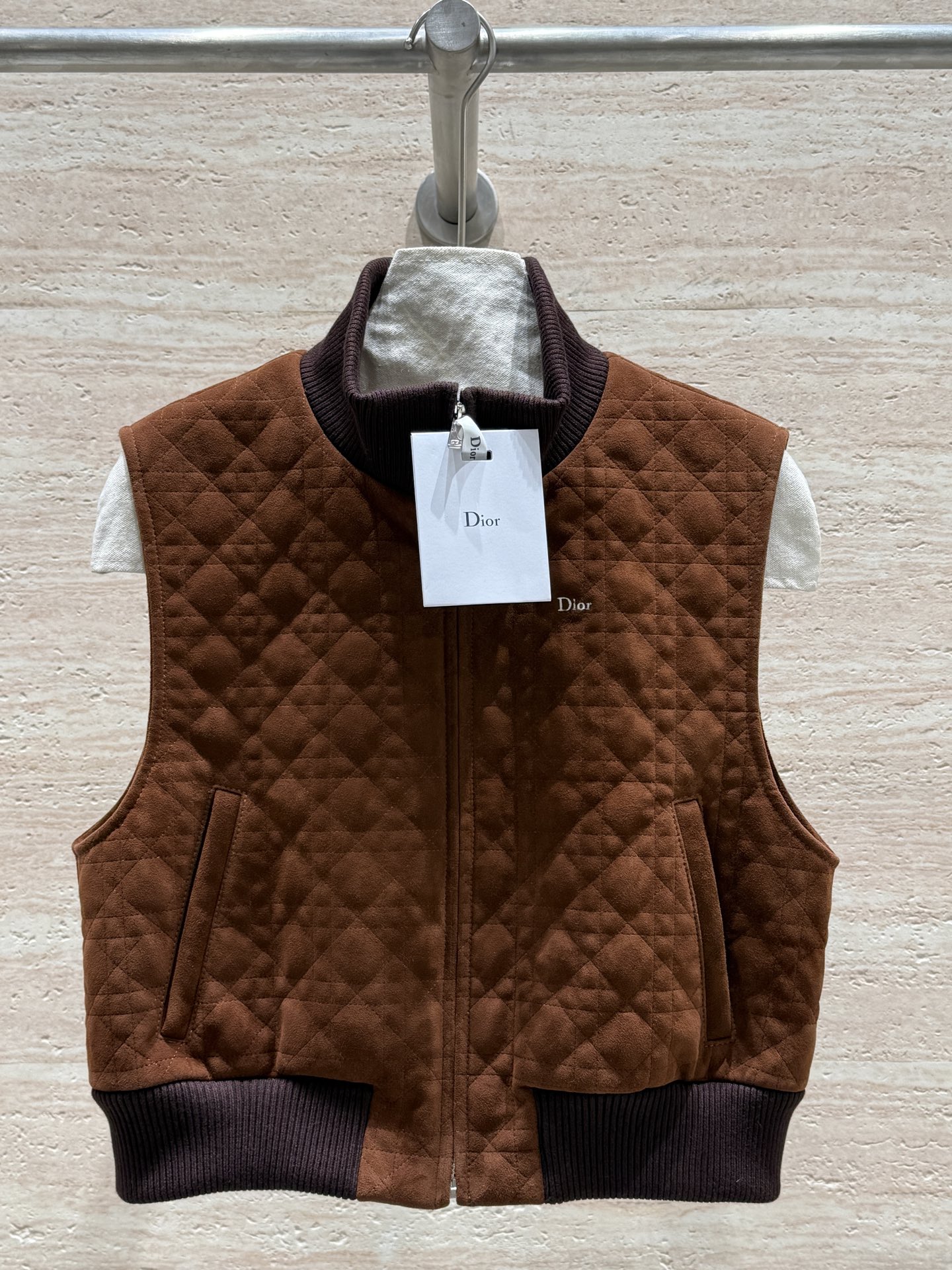 NO:720203,The highest version on the market, the girl will inspect the goods, trim the three marks on the threads, and ship the goods. You can post pictures and take videos. It is not a direct delivery from the factory and there is no sense of responsibility for speculators. If you want quality and service, please add me on WeChat. We will not accept urgent orders.  Dior's new autumn and winter small stand-up collar rhombus vest, 100% imported goatskin anti-suede, soft, delicate and textured, filled with 90% white goose down, light, comfortable and warm. The whole rhombus embossed design plus customized threads on the collar and hem have a strong sense of layering. It is restored one to one at the counter. It is a must-have fashion item for autumn and winter, with a high-end atmosphere.  Size: 36.38.40.42, Dior-clothing, dior, dior, sheepskin,19860909市面最高版本小妹验货、修剪线头上三标、发货可发图及拍视频,非工厂直发无责任感炒手,要品质要服务的加我微信,不接急单.  Dior秋冬新款小立领菱格马甲,百分百进口山羊皮反绒面,软糯细腻有质感,内里填充90白鹅绒,轻薄舒适又保暖,整身菱格压纹的设计加领子下摆定制螺纹,层次感超级强,专柜一比一还原,秋冬必备时尚单品,高级大气 尺码:36.38.40.42,迪奥-服装,dior,dior,sheepskin,,Women's clothing