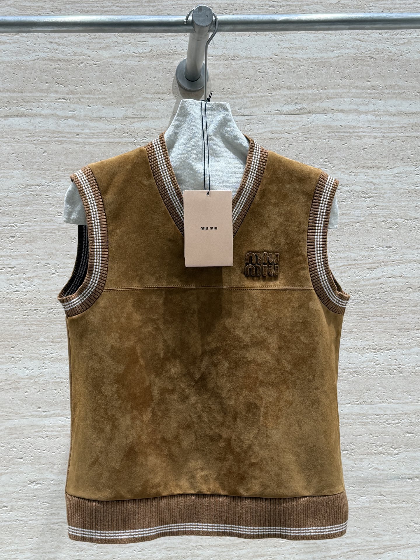 NO:743841,MiuMiu 2026 Spring and Autumn New College Style Vest, 100% imported mixed-breed sheep anti-suede, delicate and shiny, the cuffs and hem are spliced ​​with horizontal stripe knitted fabric, with a sense of design, age-reducing and versatile, three-dimensional logo on the chest, one to one counter, perfect texture, must-have item, no one else. Size 36.38.40.42, Miu Miu-Clothing, miumiu,19860909MiuMiu 2026 春秋新款学院风马甲,百分百进口混种羊反绒面,细腻有光泽,袖口下摆拼接横纹针织面料,有设计感,减龄又百搭,胸前立体logo,专柜一比一,质感满分,必入单品,没有之一 尺码36.38.40.42,缪缪-服装,miumiu,,Women's clothing