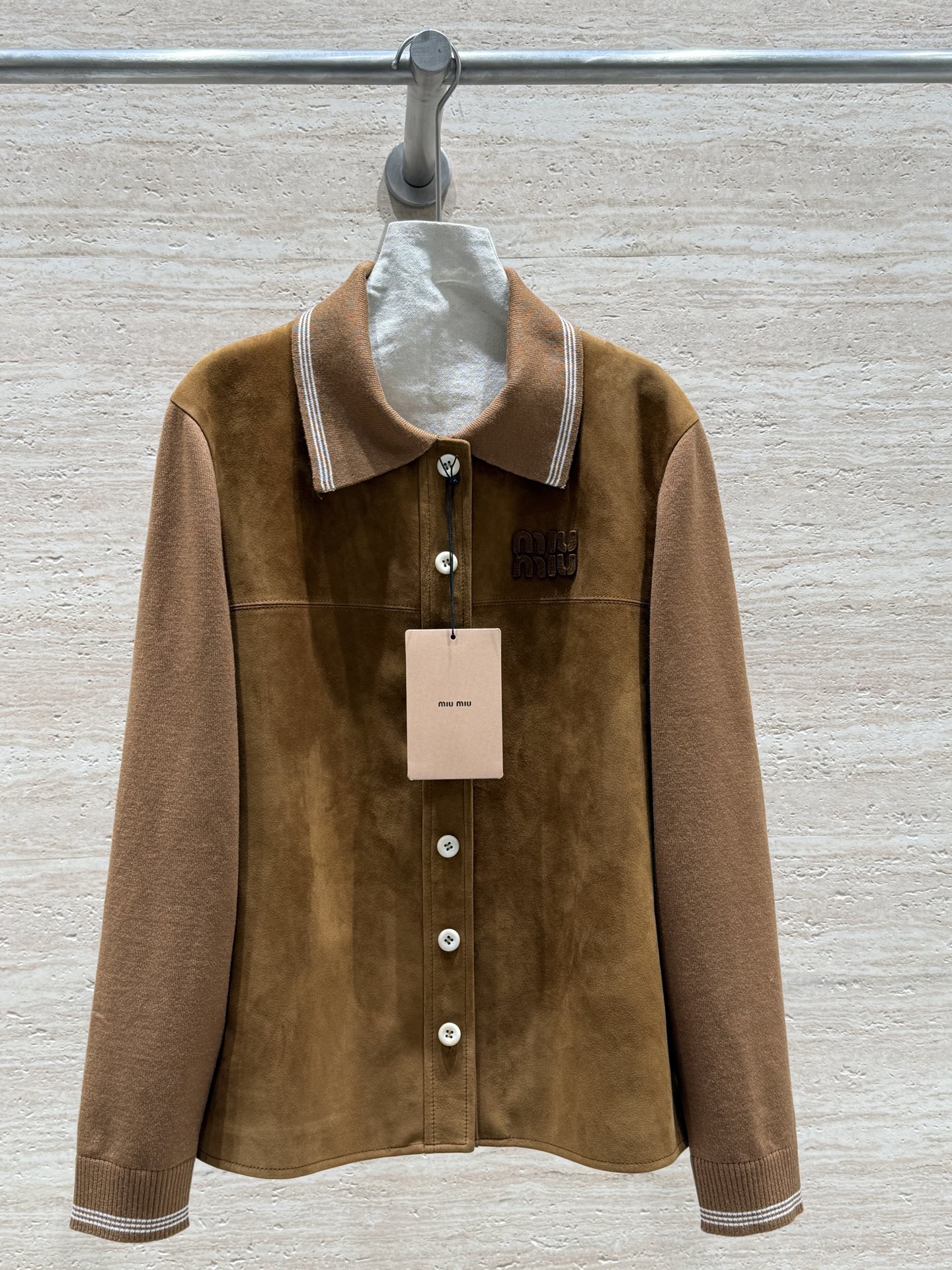 NO:775046,MiuMiu 2026 Spring and Autumn New College Style Small Shirt Jacket. 100% imported mixed sheep anti-suede, delicate and shiny. The cuffs and hem are spliced ​​with horizontal stripe knitted fabric. It has a sense of design, reduces age and is versatile. Three-dimensional logo on the chest. One-to-one counter, perfect texture. Must-have item. No one. Size 36.38.40.42, Miu Miu-clothing, miumiu, jackets & coats,19860909MiuMiu 2026 春秋新款学院风小衬衣外套 百分百进口混种羊反绒面,细腻有光泽,袖口下摆拼接横纹针织面料,有设计感,减龄又百搭,胸前立体logo,专柜一比一,质感满分,必入单品,没有之一 尺码36.38.40.42,缪缪-服装,miumiu,jackets & coats,,Women's clothing