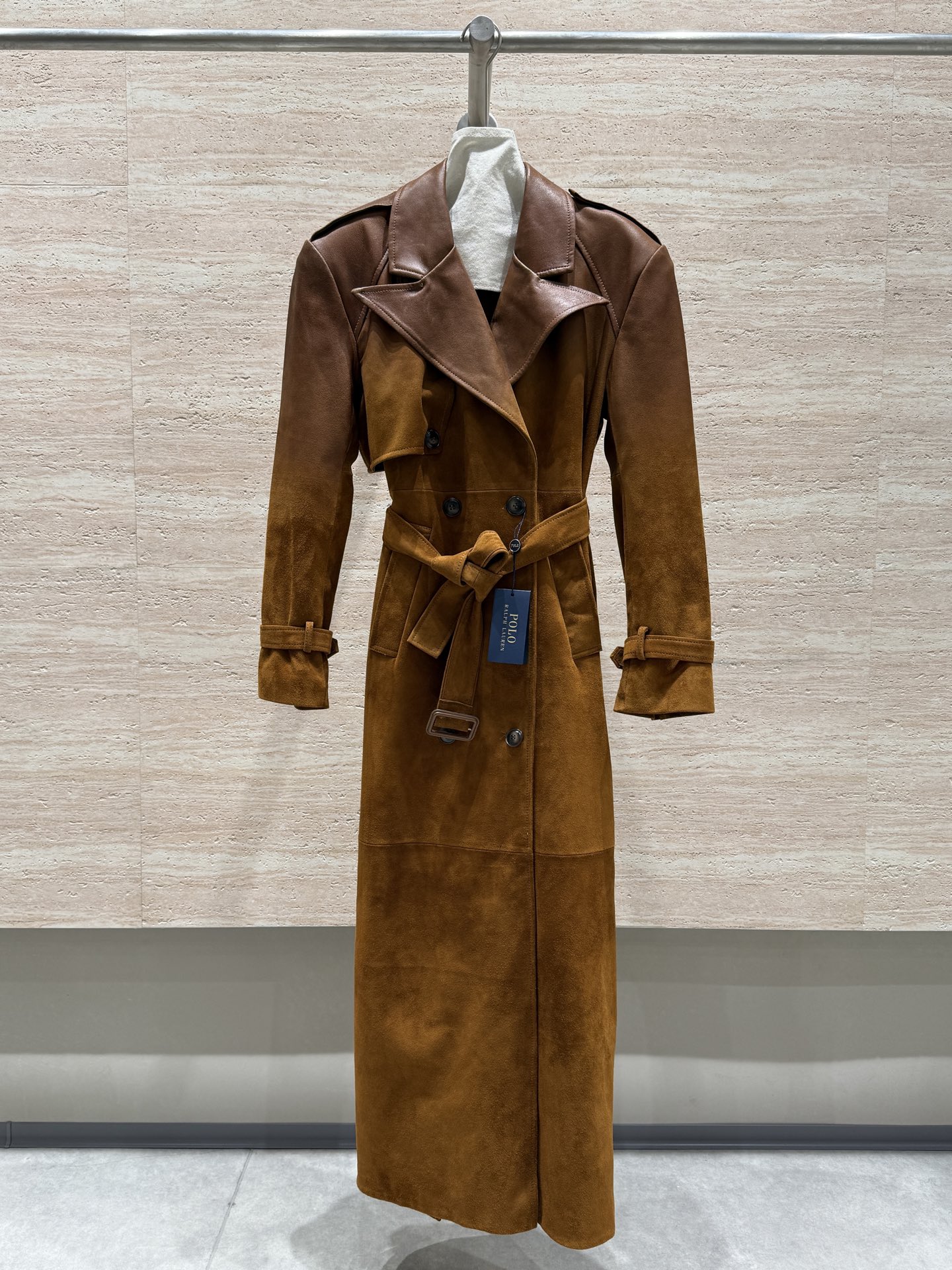 NO:743582,Ralph Lauren 2026 autumn and winter catwalk style retro distressed old money style gradient long windbreaker jacket, 100% imported sheep suede, very wide and stylish, a must-have item for early autumn amber style, handsome and low-key, perfect balance, full of atmosphere, Ralph Lauren's highlight moment, classic and evergreen. Size 36.38.40.42, women's clothing, loro piana, jackets & coats,19860909Ralph Lauren2026 秋冬走秀款复古做旧老钱风渐变长款风衣外套,百分百进口羊反绒,挺阔有型,早秋琥珀系穿搭必备单品,帅气低调完美平衡,氛围感拉满,拉夫劳伦的高光时刻,经典也是万年青 尺码36.38.40.42,女装,loro piana,jackets & coats,,Women's clothing