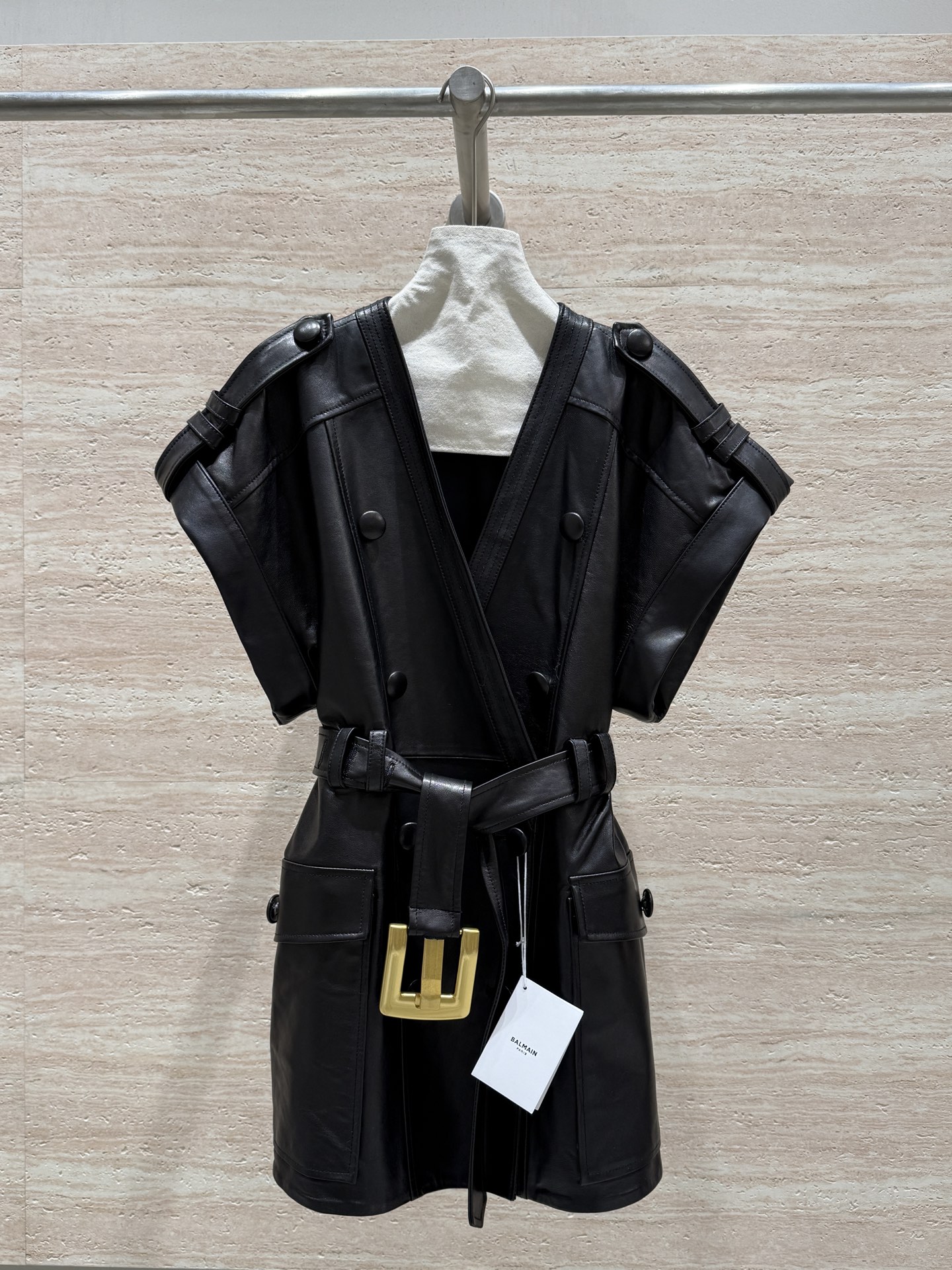 NO:743578,BALMAIN 2026 catwalk style cotton sheepskin V-neck sleeveless dress jacket, regular fit to fit a variety of body shapes, the belt can be adjusted freely, 100% imported sheepskin, soft and shiny texture, rich and warm, double-breasted design, easy to wear high-end, full of fashionable temperament Size 36.38.40.42, Balmain-clothing, balmain, balmain, skirts, jackets & coats, sheepskin,19860909BALMAIN 2026 走秀款棉羊皮V领无袖连衣裙外套,常规版型适配多种身材,腰带可自由调节,百分百进口绵羊皮,质感软糯光泽细腻,丰富与温度兼顾,双排扣设计,轻松穿出高级感,尽显时尚气质 尺码36.38.40.42,巴尔曼-服装,balmain,balmain,skirts,jackets & coats,sheepskin,,Women's clothing