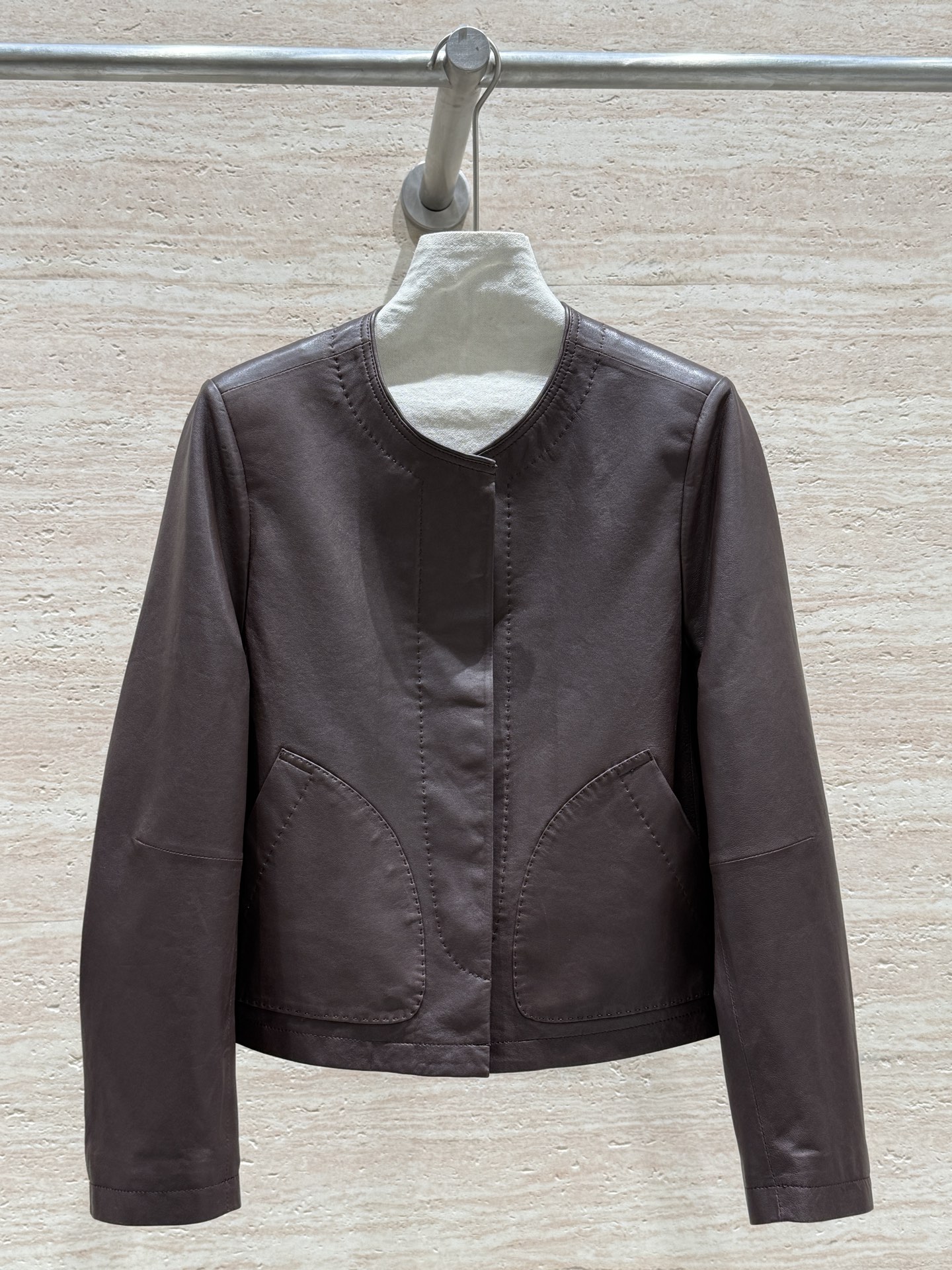 NO:743602,Dior 2026 new spring and autumn round neck simple leather jacket, 100% imported sheepskin, soft and delicate, dense feel, loose style with large side pockets, strong practicality, invisible buttons on the placket, hand-made arch stitch, simple and fashionable, details and texture online Size 36.38.40.42, Dior-clothing, dior, dior, jackets & coats, leather jacket, sheepskin,19860909Dior 2026 春秋新款圆领简约皮衣外套,百分百进口绵羊皮,软糯细腻,手感绵密,版型宽松侧边大口袋,实用性强,,门襟隐形扣子,手工拱针,简约时尚,细节质感在线 尺码36.38.40.42,迪奥-服装,dior,dior,jackets & coats,leather jacket,sheepskin,,Women's clothing