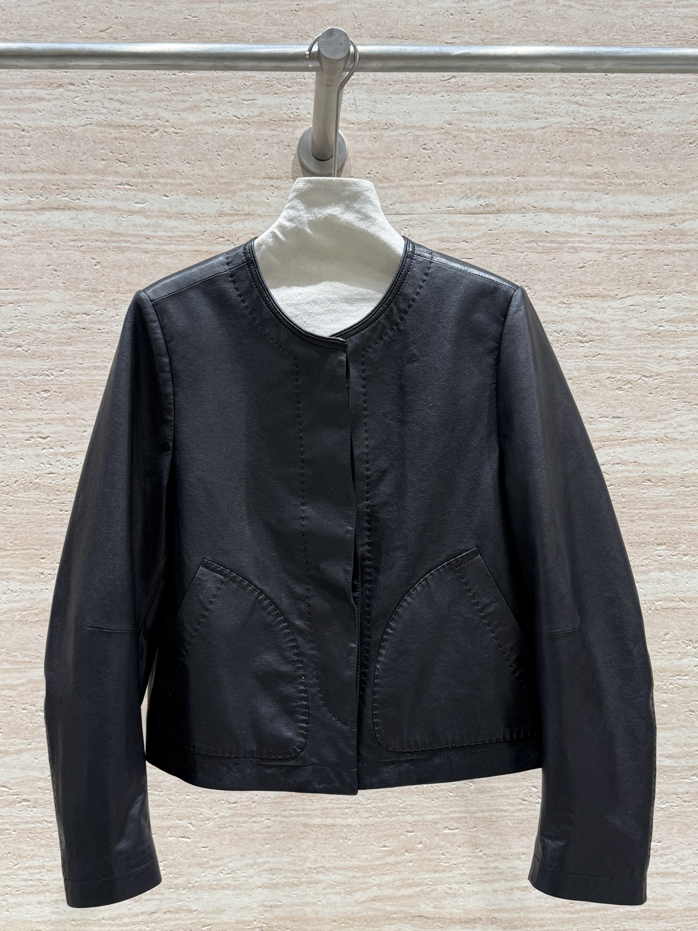 NO:743597,Dior 2026 new spring and autumn round neck simple leather jacket, 100% imported sheepskin, soft and delicate, dense feel, loose style with large side pockets, strong practicality, invisible buttons on the placket, hand-made arch stitch, simple and fashionable, details and texture online Size 36.38.40.42, Dior-clothing, dior, dior, jackets & coats, leather jacket, sheepskin,19860909Dior 2026 春秋新款圆领简约皮衣外套,百分百进口绵羊皮,软糯细腻,手感绵密,版型宽松侧边大口袋,实用性强,,门襟隐形扣子,手工拱针,简约时尚,细节质感在线 尺码36.38.40.42,迪奥-服装,dior,dior,jackets & coats,leather jacket,sheepskin,,Women's clothing