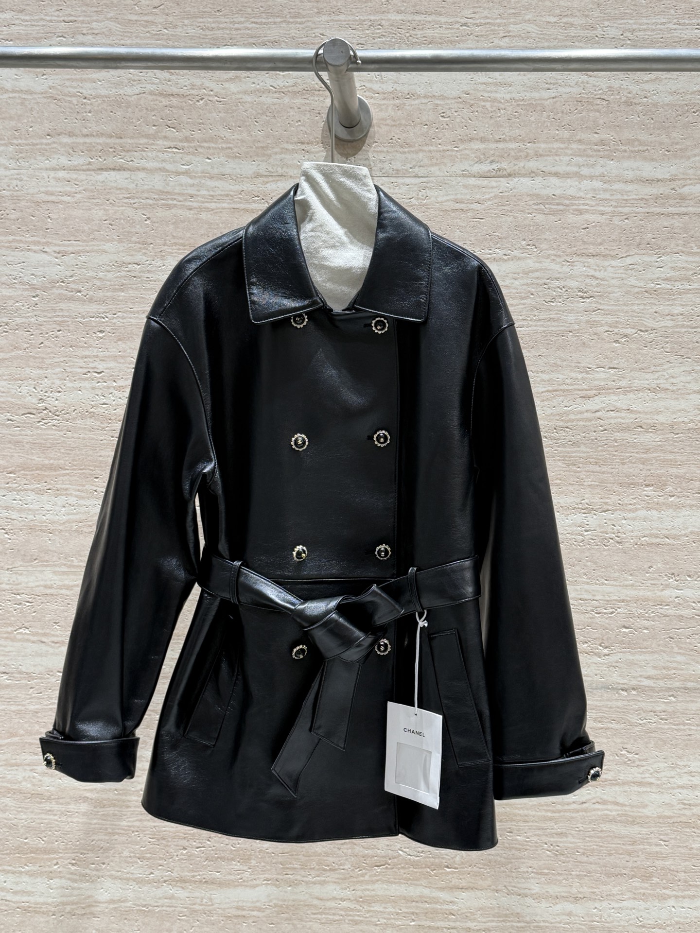 NO:892380,Chan*l 2026 Spring and Autumn New Product Retro and fashionable mid-length leather jacket!  Imported aurora lambskin, original customized original buckle with printed lining, fashionable and high-end tone!  The upper body is super slim, the quality is visible, Chanel girls must buy high-end goods, two colors, size 36.38.40.42, Chanel-clothing,chanel,chanel,jackets & coats,jackets & coats,sheepskin,19860909Chan*l 2026 春秋新品 复古时髦中长款皮夹克外套！进口极光小羊皮,原版定制原版扣搭配带字里布,时髦又高级的调调！上身超显瘦,看得见的品质,香奈儿女孩必入高货,两色 尺码36.38.40.42,香奈儿-服装,chanel,chanel,jackets & coats,jackets & coats,sheepskin,,Women's clothing