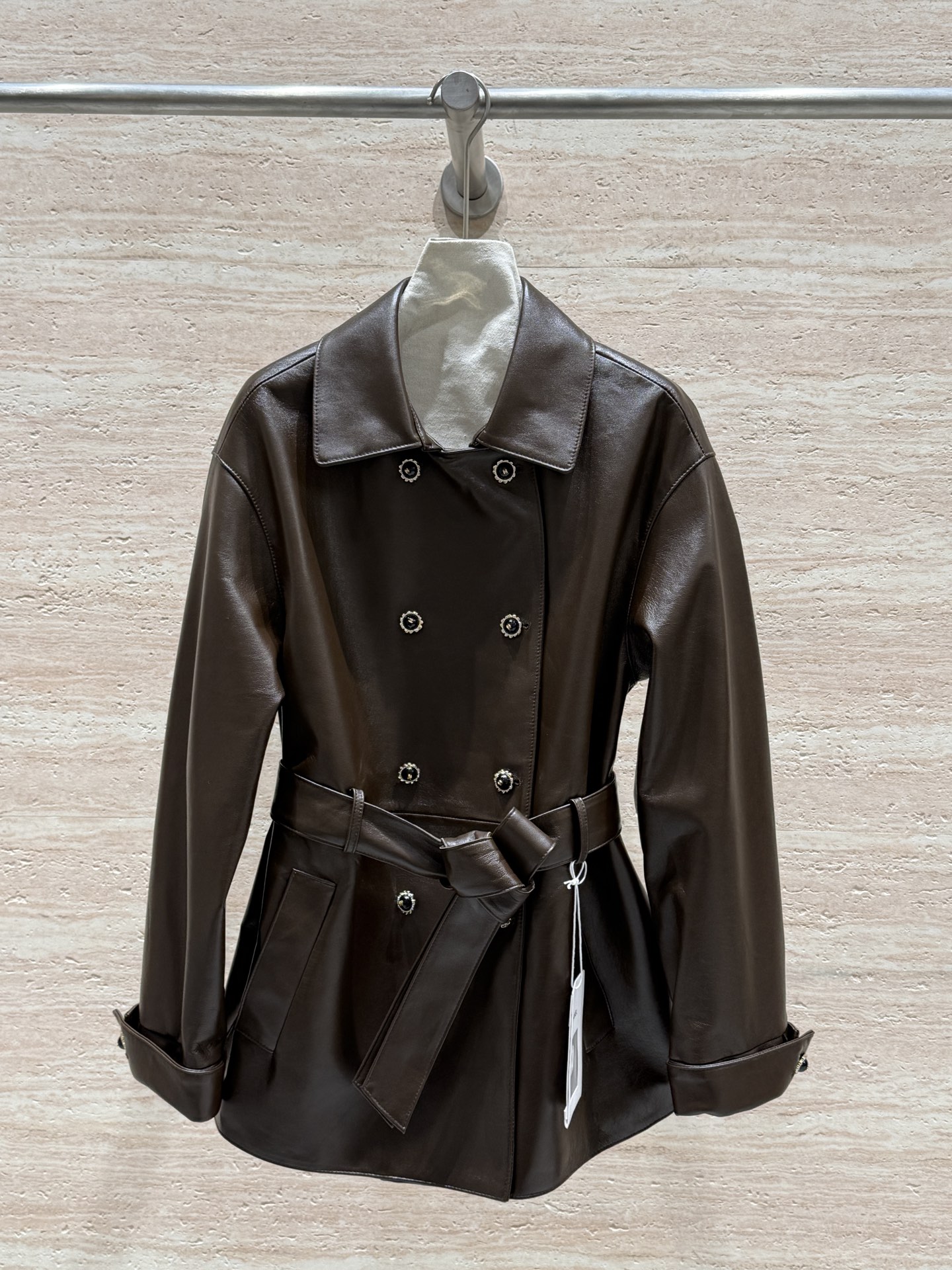 NO:743855,Chan*l 2026 Spring and Autumn New Product Retro and fashionable mid-length leather jacket!  Imported aurora lambskin, original customized original buckle with printed lining, fashionable and high-end tone!  The upper body is super slim, the quality is visible, Chanel girls must buy high-end goods, two colors, size 36.38.40.42, Chanel-clothing,chanel,chanel,jackets & coats,jackets & coats,sheepskin,19860909Chan*l 2026 春秋新品 复古时髦中长款皮夹克外套！进口极光小羊皮,原版定制原版扣搭配带字里布,时髦又高级的调调！上身超显瘦,看得见的品质,香奈儿女孩必入高货,两色 尺码36.38.40.42,香奈儿-服装,chanel,chanel,jackets & coats,jackets & coats,sheepskin,,Women's clothing