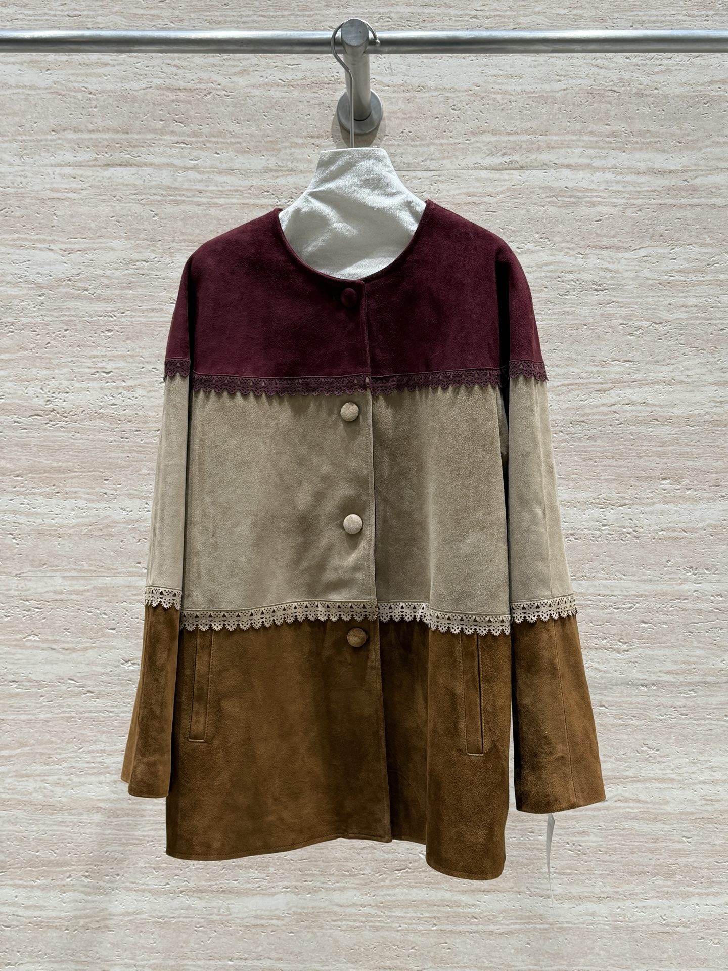 NO:744424,ICEDUST 2026 Spring and Autumn New Retro Round Neck Leather Jacket!  Kenyan imported goatskin suede color matching breaks the monotony, loose shoulder design, not flattering on the figure, hollow lace embellishment adds French romance and sophistication. Sizes 36, 38, 40., women's clothing, jackets & coats, leather jacket, sheepskin,19860909ICEDUST 2026春秋新款复古圆领皮衣外套！肯尼亚进口山羊皮反绒皮拼色打破单调感,宽松落肩设计,不挑身材,镂空蕾丝点缀添加法式浪漫与精致感  尺码36, 38, 40.,女装,jackets & coats,leather jacket,sheepskin,,Women's clothing