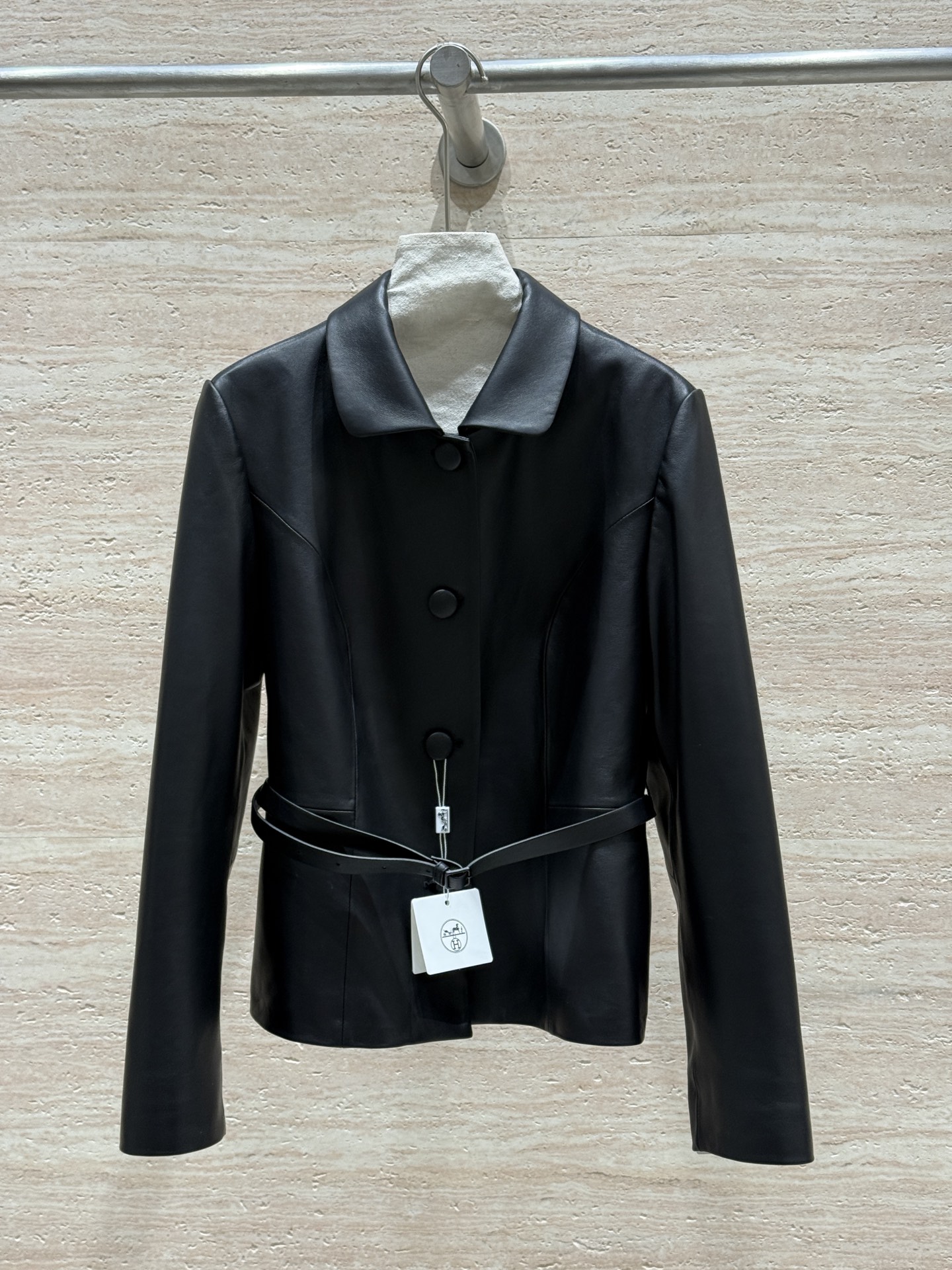 NO:775057,HERMS 2026 Spring and Autumn new style short classic leather jacket, 100% imported sheepskin, full and elastic feel, fine pores and drape, soft, wide and tough texture, waist design with belt to modify the waist and abdomen lines, showing a capable and elegant outline, smooth and exquisite routing, exquisite craftsmanship details, elegant and relaxed feeling. Size: 36.38.40.42, Hermès - Clothing, hermes, hermes, jackets &  coats,leather jacket,sheepskin,19860909HERMS 2026 春秋新款短款经典皮衣外套,百分百进口绵羊皮,手感丰满有弹性,毛孔细腻自带垂感,质地柔软挺阔有韧性,收腰设计搭配腰带修饰腰腹线条呈现干练优雅的轮廓,走线平整精致,工艺细节考究,优雅大方松弛感拉满 尺码:36.38.40.42,爱马仕-服装,hermes,hermes,jackets & coats,leather jacket,sheepskin,,Women's clothing