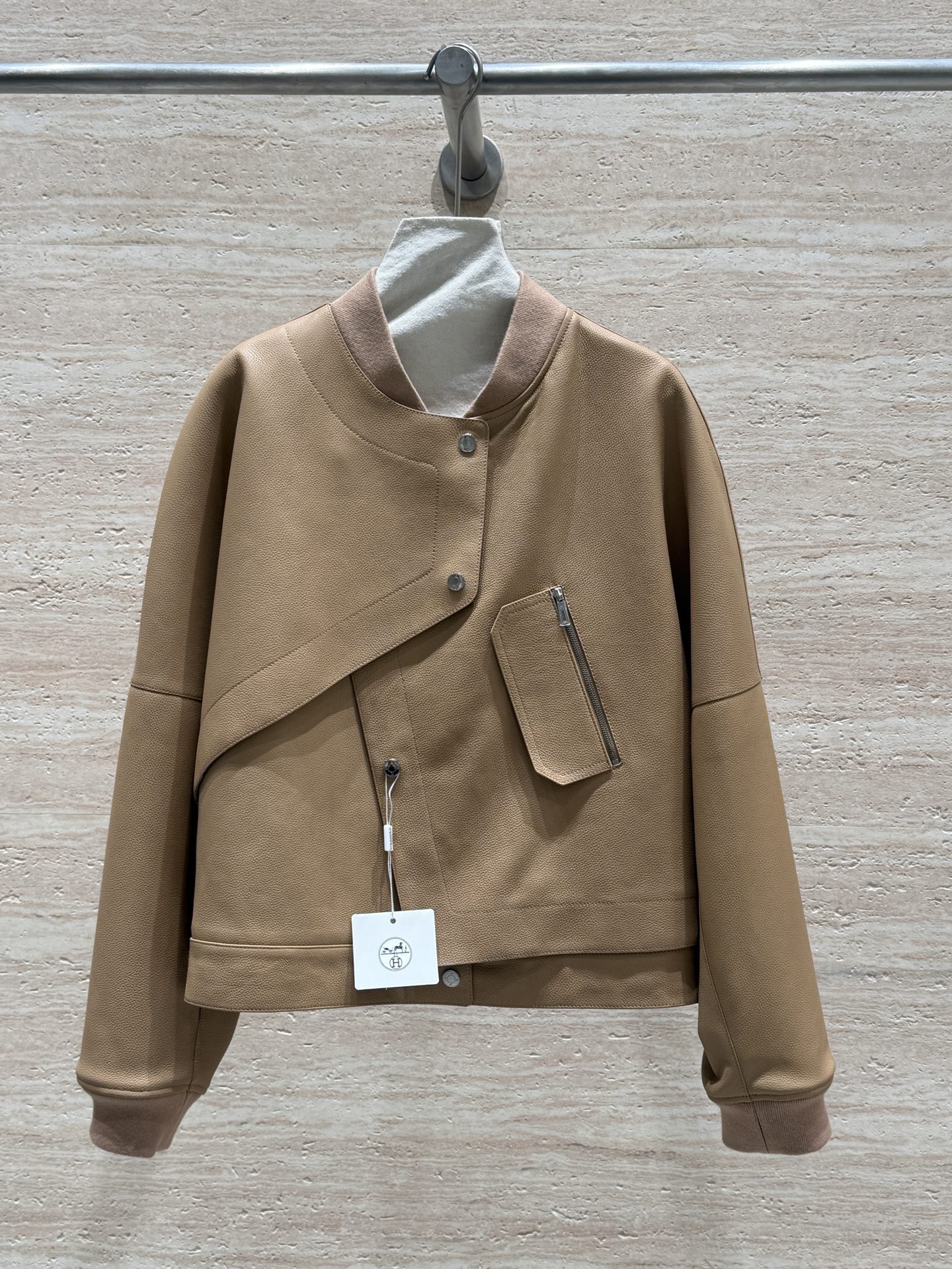 NO:892386,Hermes 2026 Spring and Autumn New Elegant Style Irregular Jacket, 100% imported first-layer cowhide with pebbled leather, and a metal zippered pocket with a flap, which is simply the icing on the cake. The front adopts an asymmetrically closed design, which is relaxed and exquisite, perfectly setting off the elegant and fashionable atmosphere of daily life, which really makes people unable to take their eyes away. Size 36.38.40.42, Hermès-Clothing, hermes, hermes, jackets & coats, cowhide,19860909Hermes 2026 春秋新款雅丹风不规则外套,百分百进口头层牛皮荔枝纹皮面,带翻盖的金属拉链的口袋,简直锦上添花,正面采用不对称闭合的设计,轻松又精致,完美烘托出日常优雅时尚的氛围,真的让人挪不开眼睛 尺码36.38.40.42,爱马仕-服装,hermes,hermes,jackets & coats,cowhide,,Women's clothing