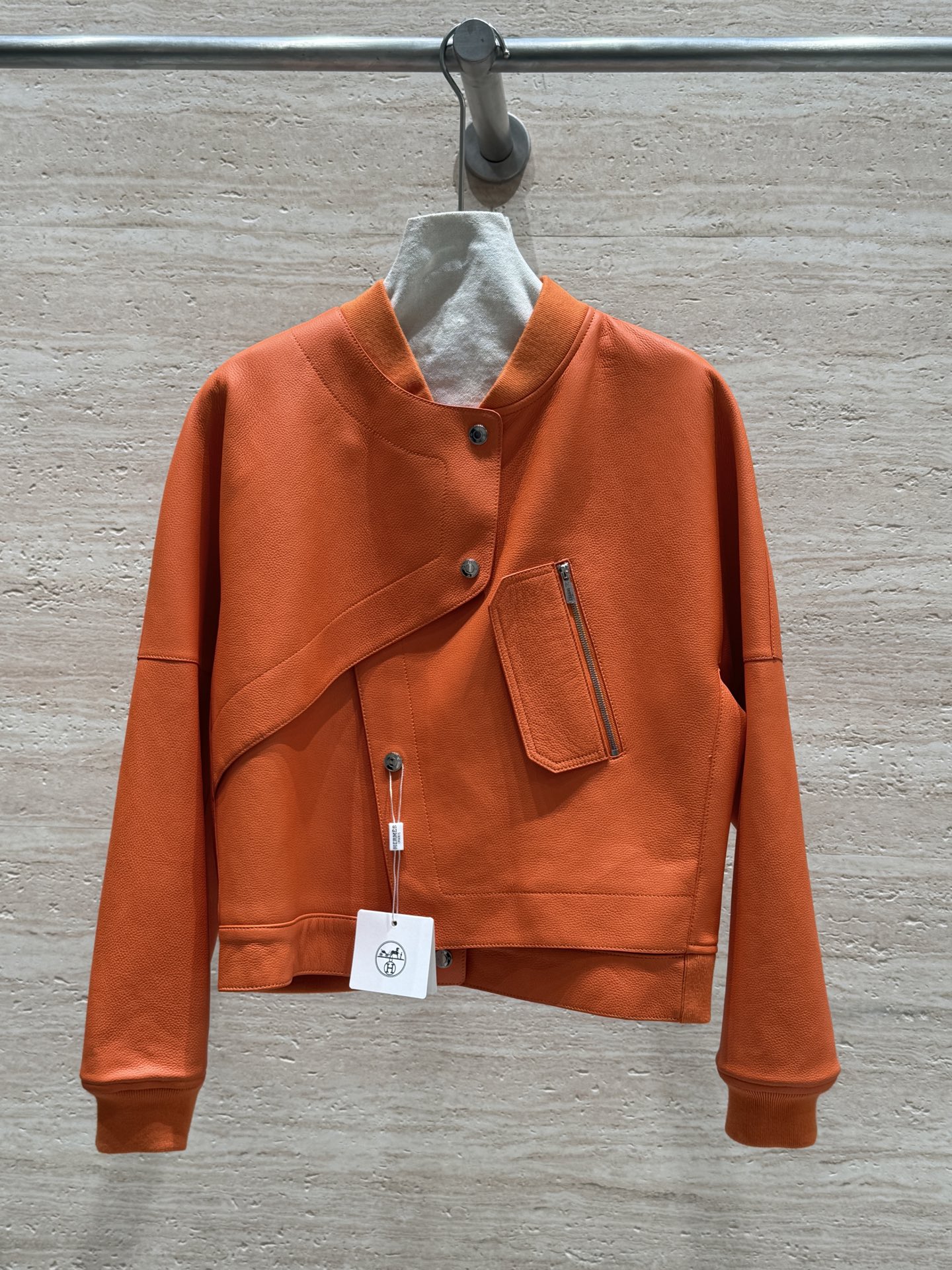 NO:892387,Hermes 2026 Spring and Autumn New Elegant Style Irregular Jacket, 100% imported first-layer cowhide with pebbled leather, and a metal zippered pocket with a flap, which is simply the icing on the cake. The front adopts an asymmetrically closed design, which is relaxed and exquisite, perfectly setting off the elegant and fashionable atmosphere of daily life, which really makes people unable to take their eyes away. Size 36.38.40.42, Hermès-Clothing, hermes, hermes, jackets & coats, cowhide,19860909Hermes 2026 春秋新款雅丹风不规则外套,百分百进口头层牛皮荔枝纹皮面,带翻盖的金属拉链的口袋,简直锦上添花,正面采用不对称闭合的设计,轻松又精致,完美烘托出日常优雅时尚的氛围,真的让人挪不开眼睛 尺码36.38.40.42,爱马仕-服装,hermes,hermes,jackets & coats,cowhide,,Women's clothing