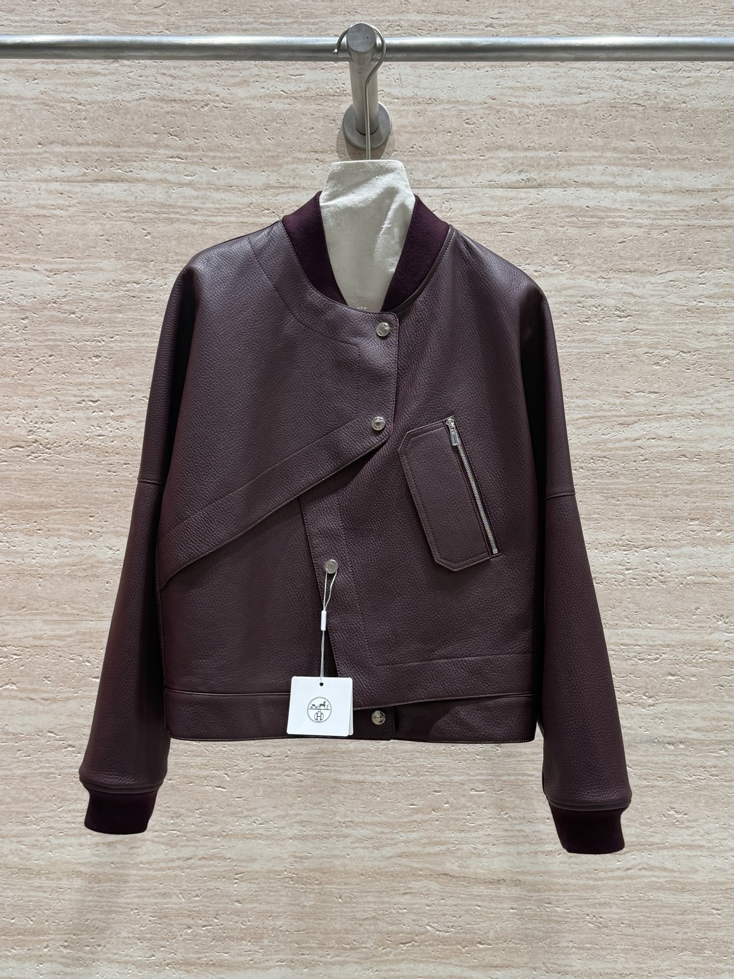 NO:892383,Hermes 2026 Spring and Autumn New Elegant Style Irregular Jacket, 100% imported first-layer cowhide with pebbled leather, and a metal zippered pocket with a flap, which is simply the icing on the cake. The front adopts an asymmetrically closed design, which is relaxed and exquisite, perfectly setting off the elegant and fashionable atmosphere of daily life, which really makes people unable to take their eyes away. Size 36.38.40.42, Hermès-Clothing, hermes, hermes, jackets & coats, cowhide,19860909Hermes 2026 春秋新款雅丹风不规则外套,百分百进口头层牛皮荔枝纹皮面,带翻盖的金属拉链的口袋,简直锦上添花,正面采用不对称闭合的设计,轻松又精致,完美烘托出日常优雅时尚的氛围,真的让人挪不开眼睛 尺码36.38.40.42,爱马仕-服装,hermes,hermes,jackets & coats,cowhide,,Women's clothing