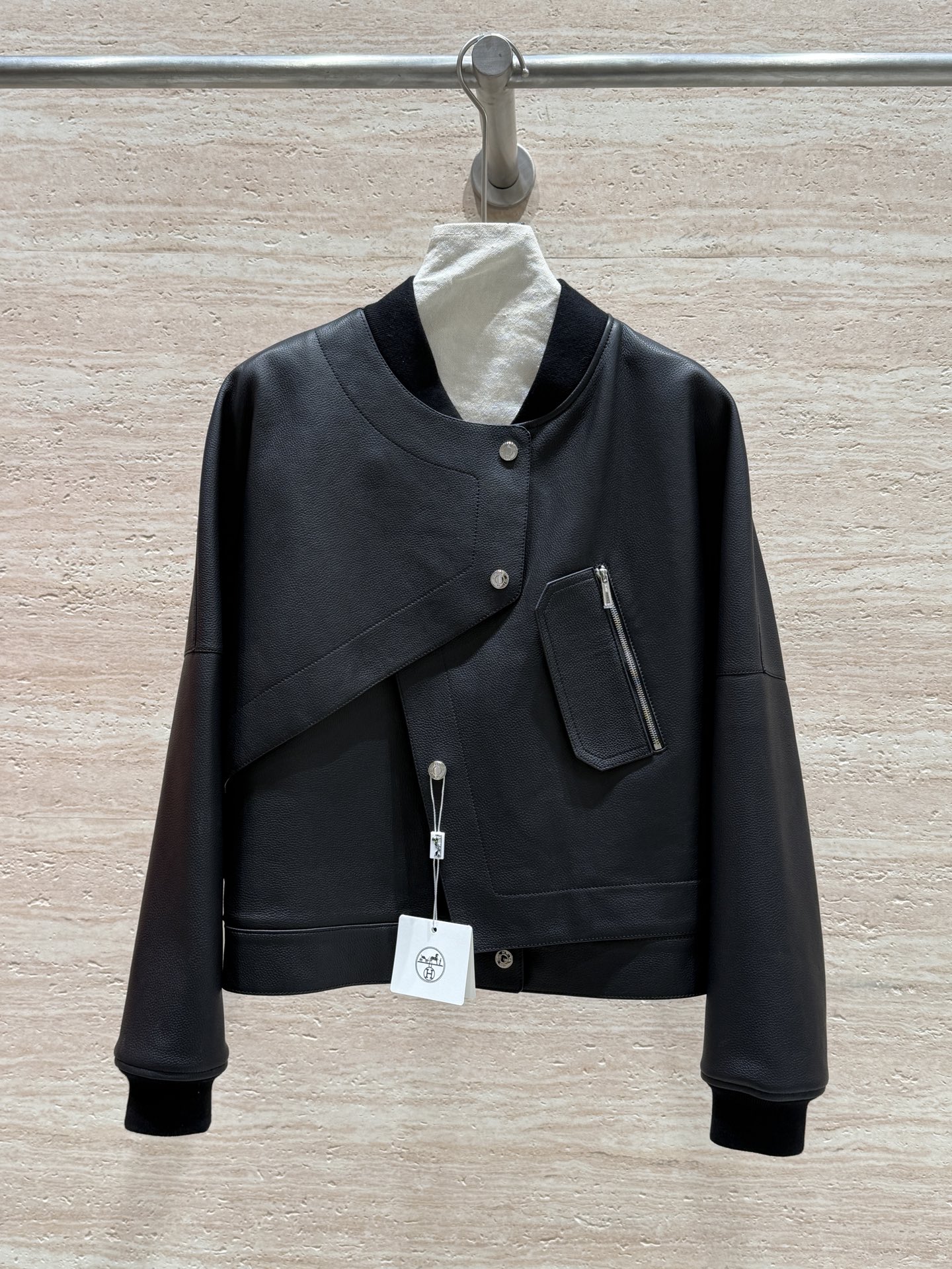 NO:744484,Hermes 2026 Spring and Autumn New Elegant Style Irregular Jacket, 100% imported first-layer cowhide with pebbled leather, and a metal zippered pocket with a flap, which is simply the icing on the cake. The front adopts an asymmetrically closed design, which is relaxed and exquisite, perfectly setting off the elegant and fashionable atmosphere of daily life, which really makes people unable to take their eyes away. Size 36.38.40.42, Hermès-Clothing, hermes, hermes, jackets & coats, cowhide,19860909Hermes 2026 春秋新款雅丹风不规则外套,百分百进口头层牛皮荔枝纹皮面,带翻盖的金属拉链的口袋,简直锦上添花,正面采用不对称闭合的设计,轻松又精致,完美烘托出日常优雅时尚的氛围,真的让人挪不开眼睛 尺码36.38.40.42,爱马仕-服装,hermes,hermes,jackets & coats,cowhide,,Women's clothing