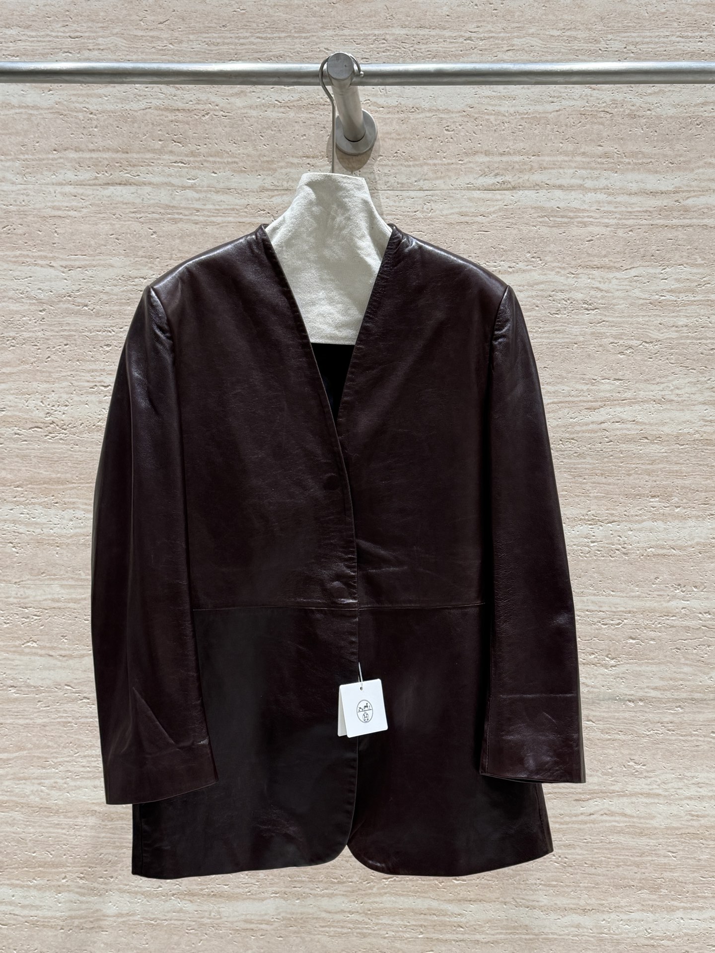 NO:755170,Hermes 2026 spring and autumn new jacket, 100% oil-waxed leather imported from Spain, has a more timeless charm, full of retro feel, simple and elegant style, perfect and unobtrusive with a classic v-neck design, perfectly showing the head-to-shoulder ratio, full and rich colors, simple and elegant, a wardrobe must-have. Size 36.38.40., Hermes - clothing, hermes, hermes, jackets & coats, jackets & coats,19860909Hermes 2026春秋新款夹克外套,百分百西班牙进口油蜡皮,越穿越有韵味,复古感十足,简单大气的版型,完美不挑人搭配经典v领的设计,完美的展现头肩比,颜色饱满丰富,简约大气,衣橱必备 尺码36.38.40.,爱马仕-服装,hermes,hermes,jackets & coats,jackets & coats,,Women's clothing