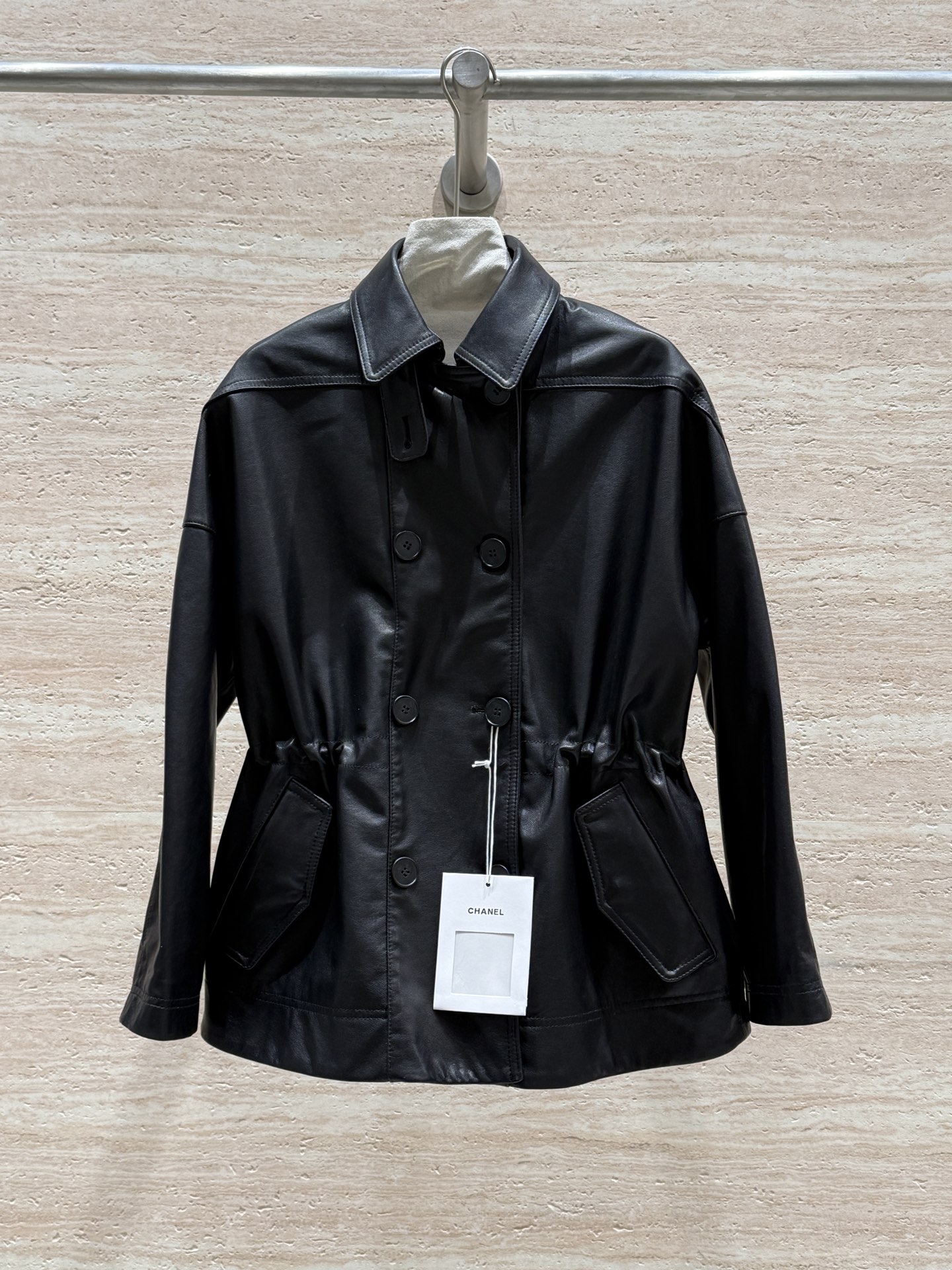 NO:755617,CHANEL 26 new leather jacket for early spring, 100% imported sheepskin, the leather is soft and delicate, and the upper body is more comfortable. It is equipped with a belt drawstring design, which is cool and elegant yet can be worn in two, perfect for unlocking a variety of styles. A must-have for Xiaoxiang girls. Size 36.38.40., Saint Laurent - clothing, chanel, saint laurent, jackets & coats, leather jacket, sheepskin,19860909CHANEL 26初春新款皮衣外套,百分百进口绵羊皮,皮质柔软细腻,上身舒适感更佳强,搭配腰带抽绳的设计,酷帅又不失优雅气质,一衣两穿,完美解锁多种风格,小香女孩必备 尺码36.38.40.,圣罗兰-服装,chanel,saint laurent,jackets & coats,leather jacket,sheepskin,,Women's clothing