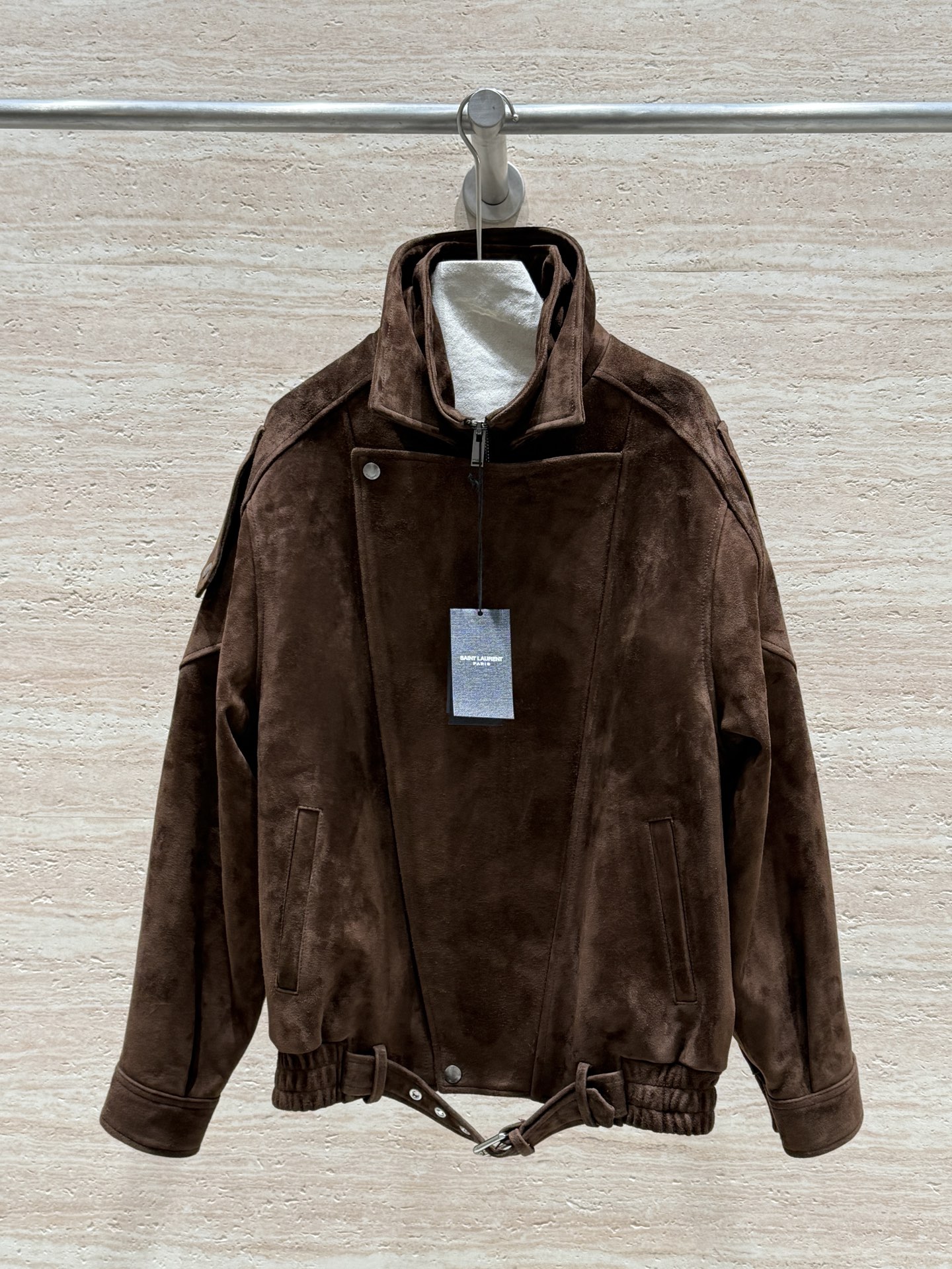 NO:755616,Saint L*urent 2026 spring and autumn new suede leather motorcycle jacket, 100% imported goat suede, fine and dense, soft but not collapsed, retro and tonal, cool and fashionable, with textured fabrics and precise structure, showing extraordinary taste, a must-have for going out, 100% return rate, visible elegance Size 36.38.40.42, Saint Laurent-Clothing, saint laurent, saint laurent, jackets &  coats,19860909Saint L*urent 2026春秋新款反绒皮面机车外套,百分百进口山羊反绒皮,细腻绵密,软而不塌,复古又有调性莫,酷飒时髦,以质感面料与精准结构,彰显非凡品味,出街必备,回头率百分百,看得见的贵气 尺码36.38.40.42,圣罗兰-服装,saint laurent,saint laurent,jackets & coats,,Women's clothing