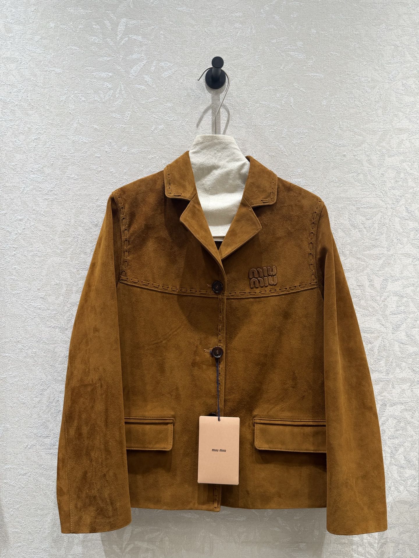 NO:949372,Miu*iu 2026 new autumn products. The retro suede sheepskin suit has a delicate, soft and elegant feel. The small suit lapels are matched with hand-made strips running through the body, exquisite layering and full of details. It has a retro rich atmosphere and is a versatile item in autumn. Miu Miu-clothing, miumiu, business suit, sheepskin,19860909Miu*iu2026秋季新品 复古绒面羊皮西装手感细腻柔和优雅小西装翻领搭配贯穿衣身的手工穿条精致层次感细节感十足自带复古千金氛围秋日百搭单品,缪缪-服装,miumiu,business suit,sheepskin,,Women's clothing