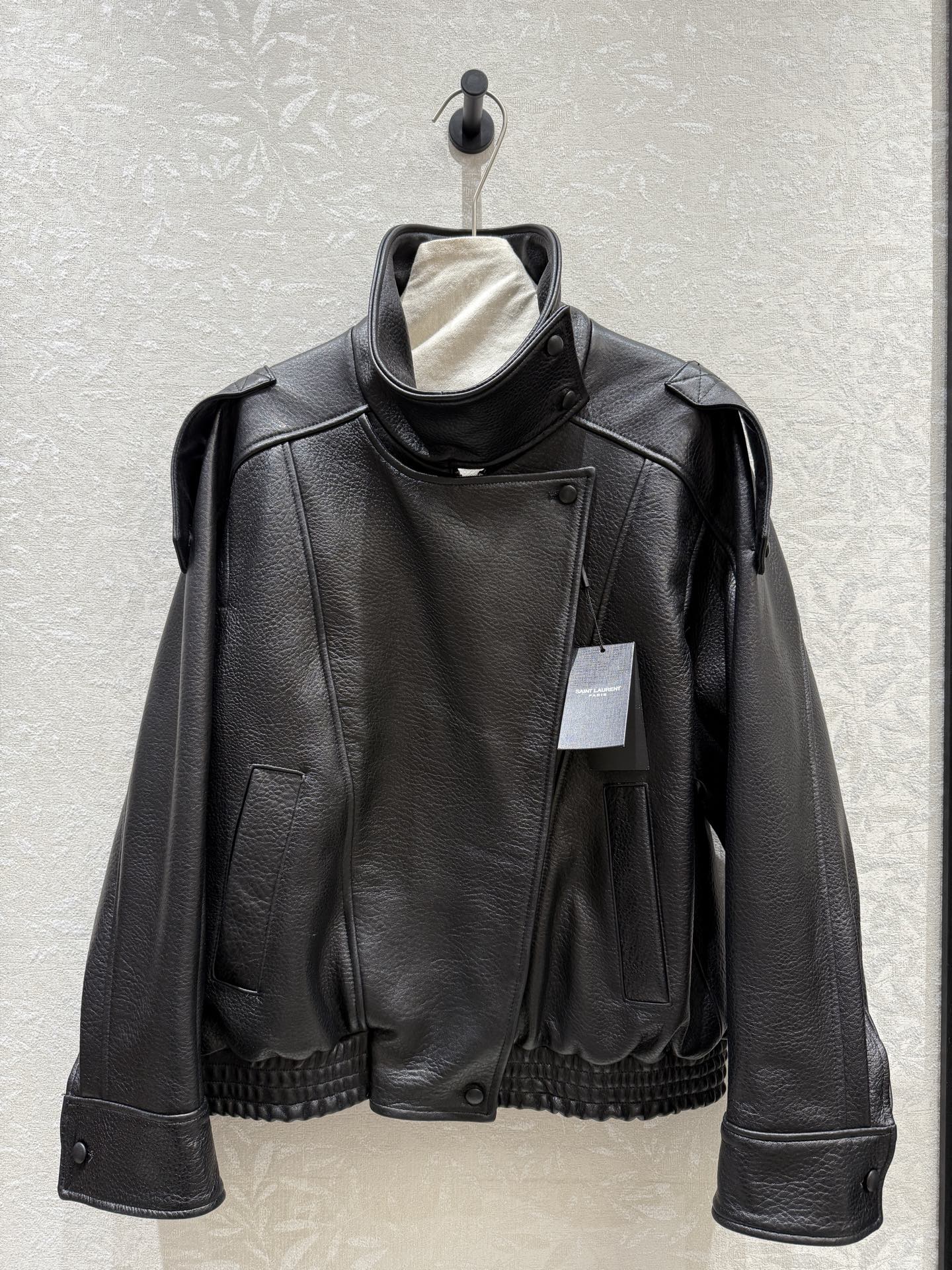 NO:949696,Sain*Laurent 2026 new autumn retro stand-up collar motorcycle jacket, lychee grain textured leather, soft and sinewy, with a vintage atmosphere, loose shoulder design, accommodates various body shapes, the upper body is taller and slimmer, and the cool style is enhanced. The elastic elastic hem details at the hem are full of texture, Saint Laurent-Clothing, saint laurent, saint laurent, jackets & coats,19860909Sain*Laurent 2026 秋季新品复古立领机车夹克荔枝粒面肌理纹皮料柔软有筋骨自带做旧氛围感宽松落肩版型包容各种身形上身显高显瘦强化飒酷风格下摆松紧弹力收边细节质感拉满,圣罗兰-服装,saint laurent,saint laurent,jackets & coats,,Women's clothing