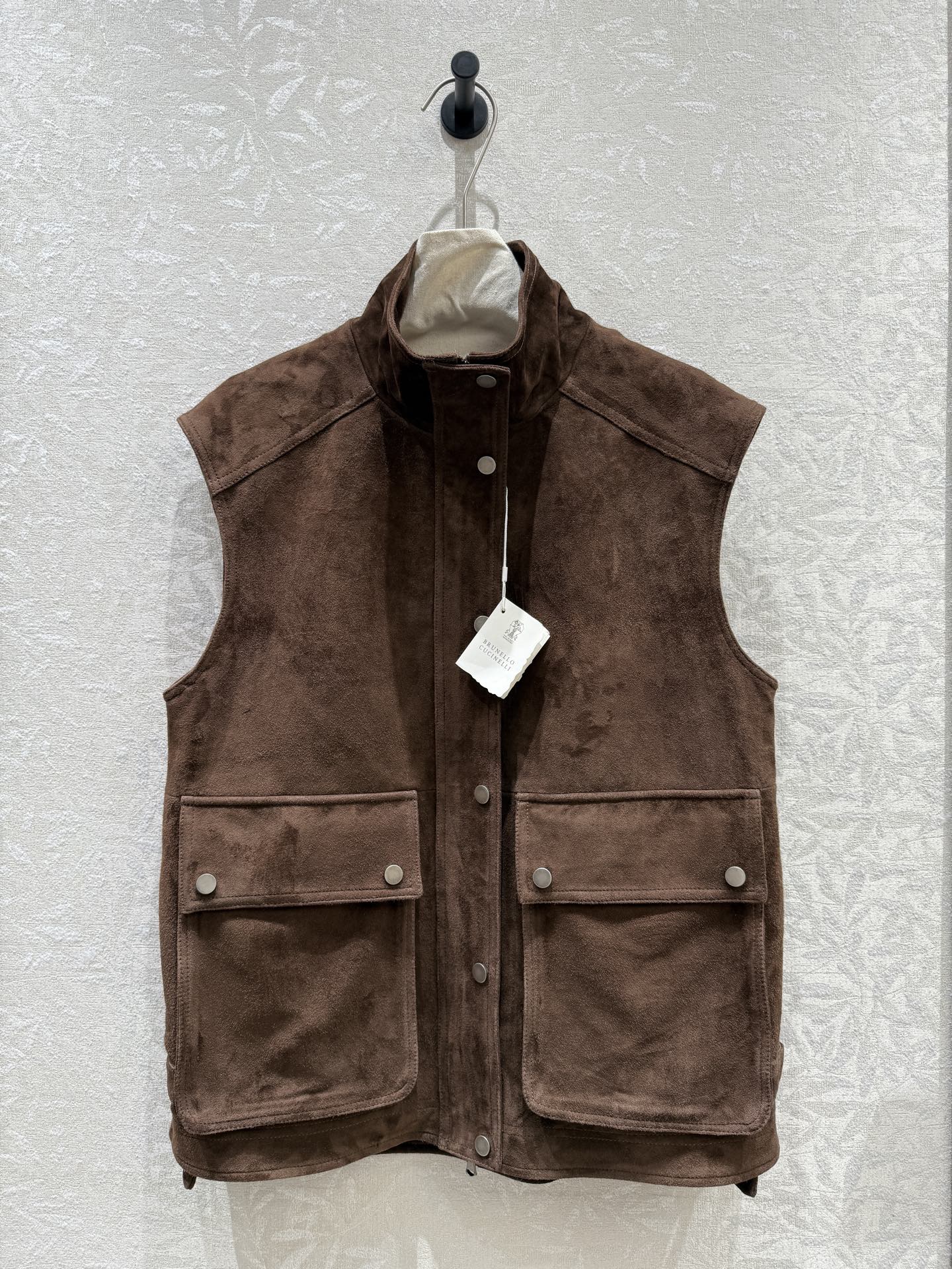 NO:949589,Brunello Cucinelli 2026 new autumn suede genuine leather work vest. Suede surface is delicate and matte. Loose straight vest. The version is not flattering, high-end and unobtrusive. Sleeveless stand-up collar. Large work pockets. Classic workwear elements. Designed with just the right coolness. Men's clothing, brunello cucinelli,19860909Brunello Cucinelli 2026 秋季新品绒面真皮工装马甲绒面细腻哑光宽松直筒马甲版型不挑身材高级不张扬无袖立领大工装口袋经典工装元素设计酷感刚刚好,男装,brunello cucinelli,,Women's clothing