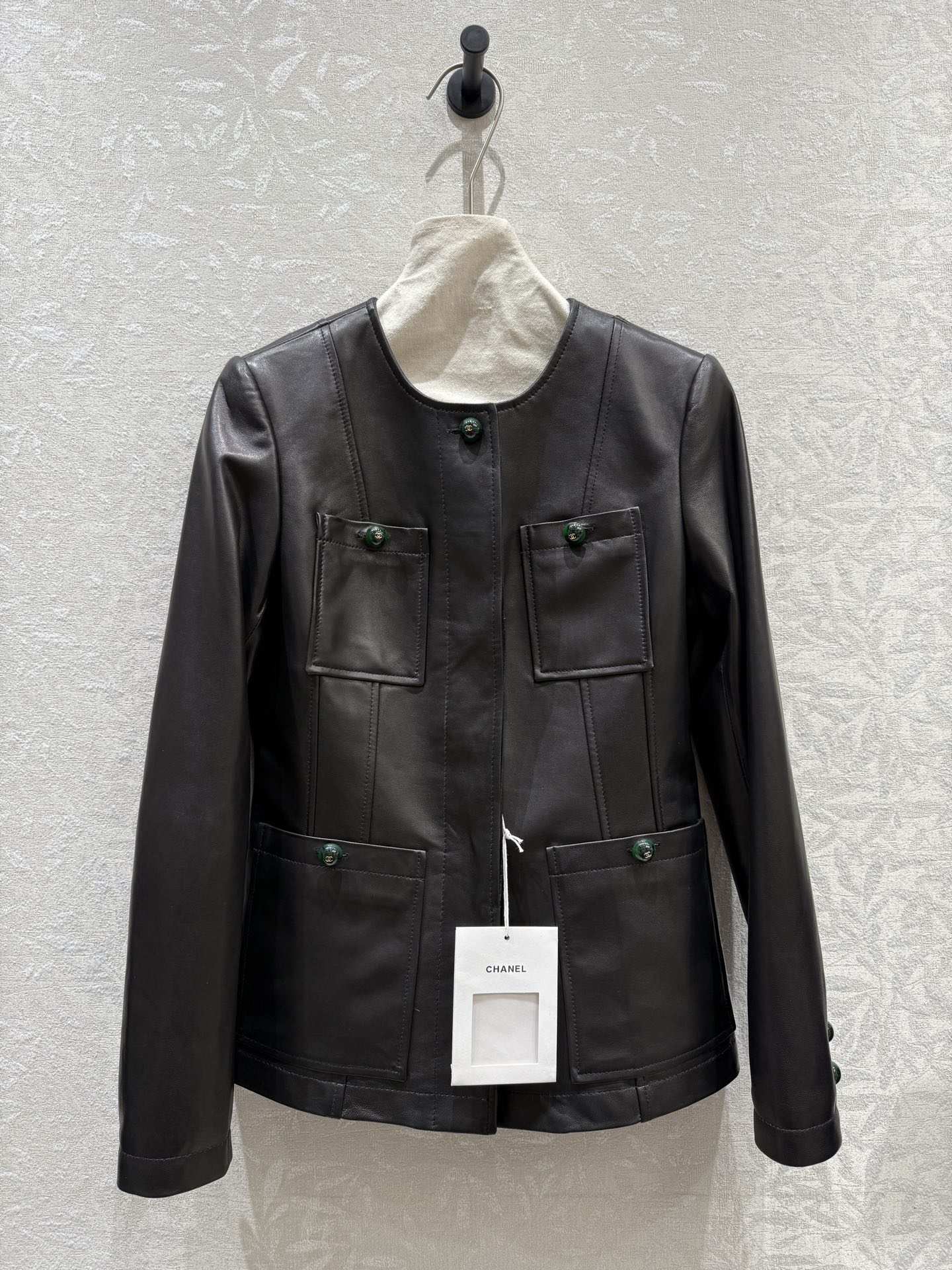 NO:950959,CHA*NEL 2026 Autumn New Product Classic Small Fragrance Style Round Neck Genuine Leather Short Jacket Delicate first-layer genuine leather with multi-pocket three-dimensional tailoring Contrast color buttons are the finishing touch Simple and neat slim fit High-end commuting temperament No choice of matching, Chanel - Clothing, chanel, jackets & coats,19860909CHA*NEL 2026秋季新品经典小香风圆领真皮短款外套 细腻头层真皮多口袋立体剪裁撞色纽扣点睛简约利落修身版型高级通勤气质不挑搭配,香奈儿-服装,chanel,jackets & coats,,Women's clothing