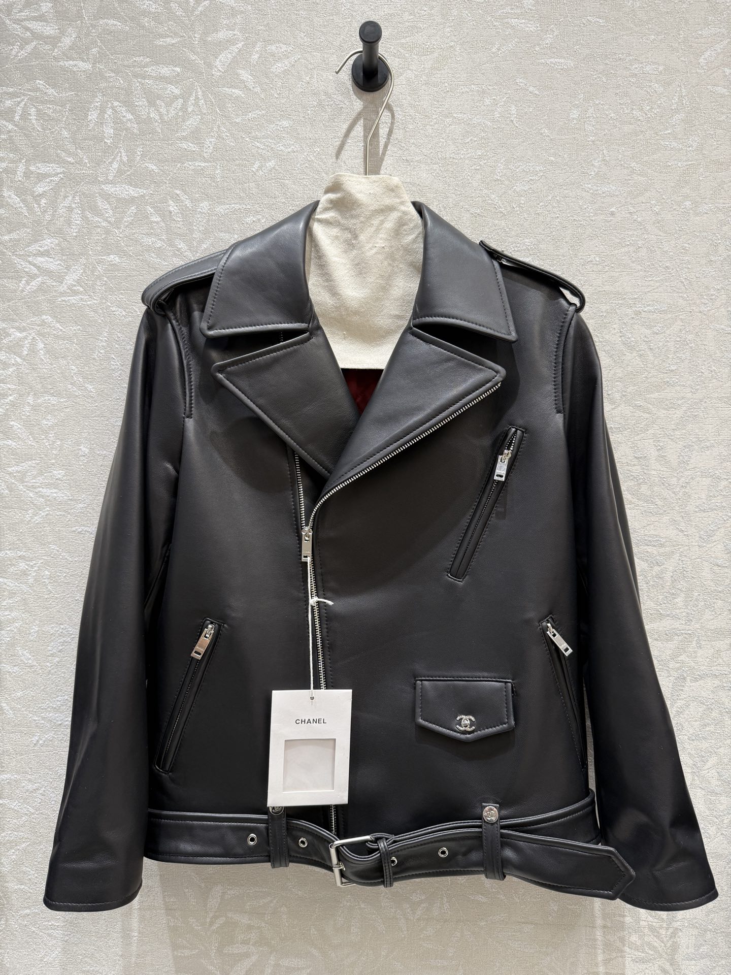 NO:949934,CHA*NEL 2026 new autumn product Cool black genuine leather motorcycle leather jacket Classic diagonal zipper motorcycle style Retro American lettering print on the back Retro movie poster style, Chanel-clothing, chanel, leather jacket,19860909CHA*NEL 2026秋季新品 酷感黑色真皮机车皮衣 经典斜拉链机车版型 后背复古美式字母印花复古电影海报风,香奈儿-服装,chanel,leather jacket,,Women's clothing