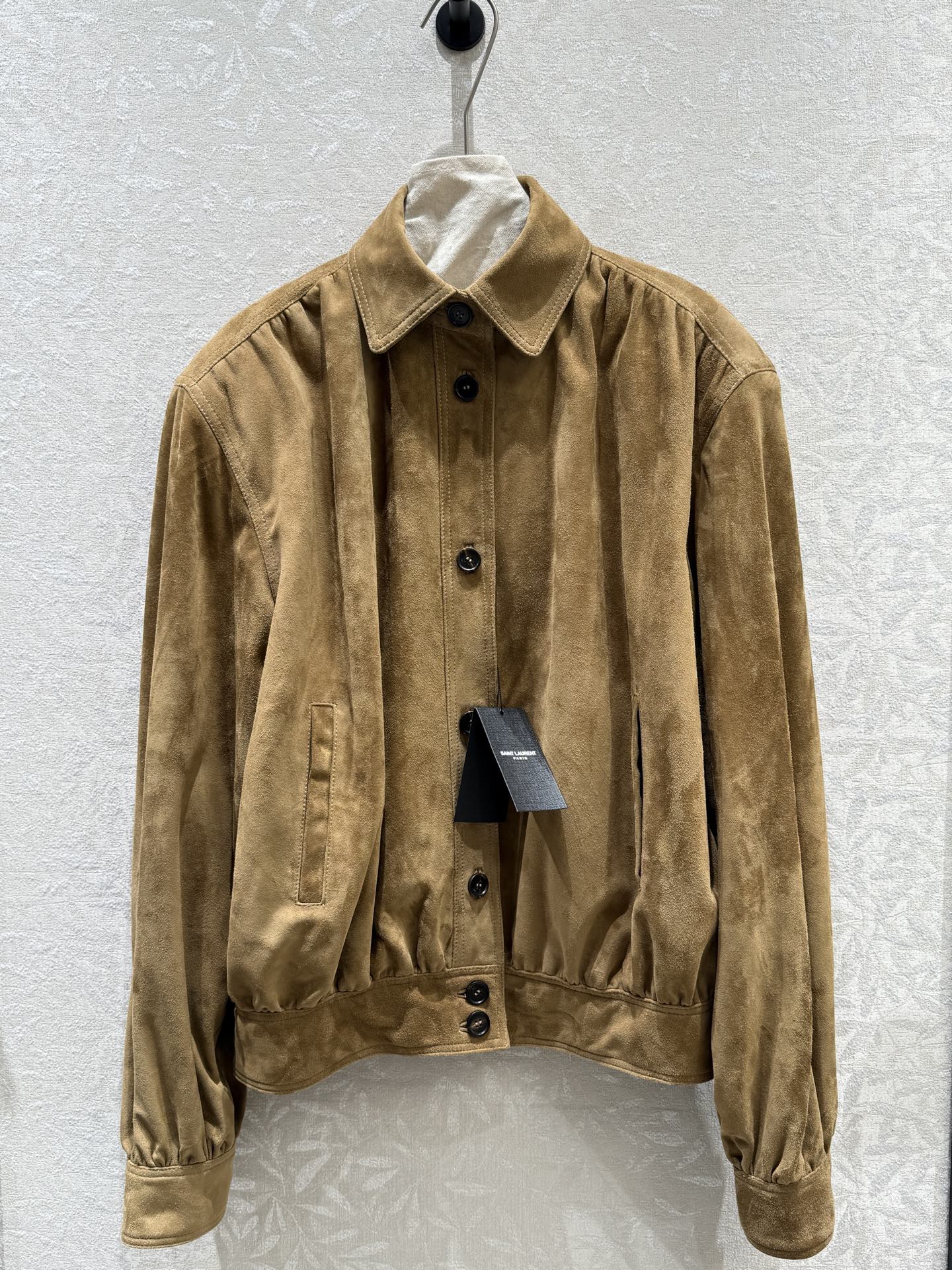 NO:952239,Sain*Laurent 2026 Autumn New Products Authentic Original Proofing Retro-Atmosphere Suede Sheepskin Genuine Leather Jacket Simple Small Lapel Neat and Generous Shoulder Pad Design Crisp and Stylish Hem Pleated Closure Optimizes Body Proportion Not Suggestive for Height Retro Style Strong Retro Accent Suitable for Daily Commuting, Saint Laurent - Clothing, saint laurent, saint laurent, jackets & coats, sheepskin,19860909Sain*Laurent 2026 秋季新品 正品原版打样 复古氛围感绒面羊皮真皮外套 简约小翻领利落大气垫肩设计挺括有型下摆褶皱收口优化身材比例不挑身高复古腔调浓厚通勤日常皆可,圣罗兰-服装,saint laurent,saint laurent,jackets & coats,sheepskin,,Women's clothing