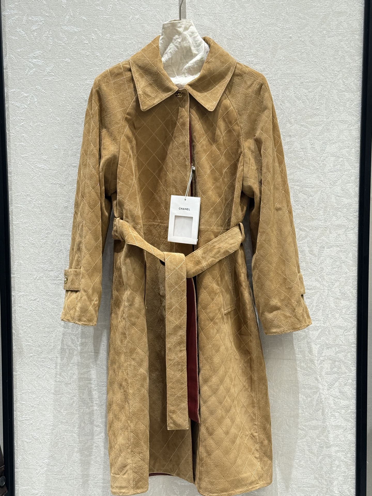NO:952149,CHA*NEL 2026 new autumn product Wang Yibo's same style long diamond suede sheepskin jacket. The texture of the diamond stitching process is visible to the naked eye. It comes with the same leather belt to tighten the waist and the proportional lapel version is not picky. It can be worn for daily commuting. Genuine leather fabrics are high-grade matte autumn and winter upper body temperament. Chanel - clothing, chanel, jackets & coats, sheepskin,19860909CHA*NEL 2026 秋季新品王一博同款长款菱格绒面羊皮外套 菱格压线工艺质感肉眼可见自带同皮腰带收腰秒出比例翻领版型不挑身形通勤日常皆可穿真皮面料高级哑光秋冬上身气质拿捏到位,香奈儿-服装,chanel,jackets & coats,sheepskin,,Women's clothing