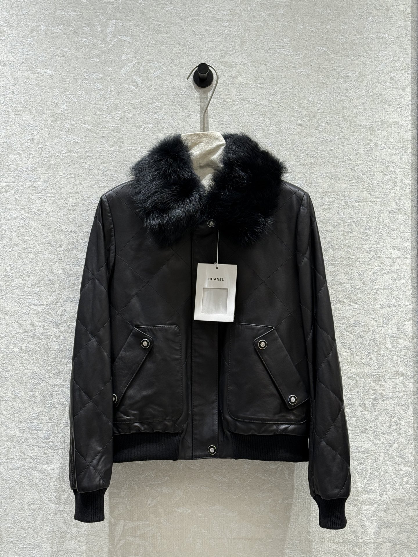 NO:950971,CHA*NEL 2026 new autumn product imported from Italy sheepskin with detachable moustache wool collar short baseball uniform threaded hem to optimize body proportions neatly show high drop shoulder tailoring to accommodate various body types, Chanel-clothing, chanel, sheepskin,19860909CHA*NEL 2026秋季新品意大利进口绵羊皮搭配可拆卸小胡羊毛领短款棒球服螺纹收口下摆优化身材比例利落显高落肩剪裁包容各种身型,香奈儿-服装,chanel,sheepskin,,Women's clothing