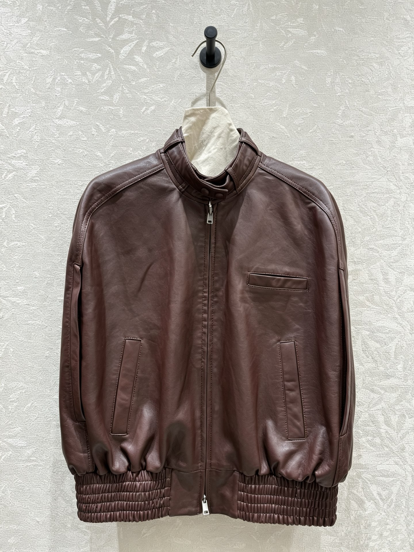 NO:950933,Phoebe *hilo 2026 new autumn products, retro baseball jacket, vest, loose shoulder, stand-up collar design, classic baseball uniform silhouette, not picky about body shape, hides fat and looks slim, optimizes body proportions, looks taller and neat, casual and handsome for daily wear, women's clothing, jackets & coats,jackets & coats,19860909Phoebe *hilo 2026 秋季新品 复古棒球夹克马甲外套宽松落肩立领设计 经典棒球服廓形 不挑身材 藏肉显瘦 优化身材比例 显高利落 日常穿搭随性帅气,女装,jackets & coats,jackets & coats,,Women's clothing