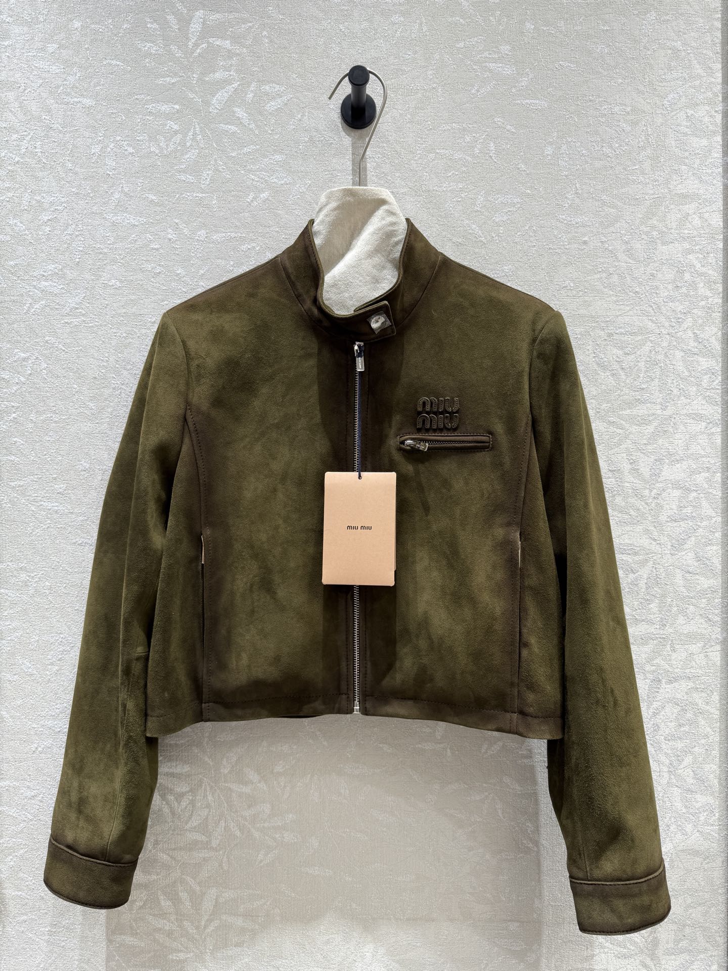 NO:950982,Miu*iu 2026 new autumn products Retro stand-up collar suede sheepskin motorcycle jacket Light luxury hot girl slim leather jacket High-waisted short slim fit Accurately raises the waistline Optimizes body proportions Taking into account handsomeness and feminine lines, Miu Miu-clothing, miumiu, jackets & coats, jackets & coats, sheepskin,19860909Miu*iu 2026秋季新品 复古立领绒面羊皮机车服外套 轻奢辣妹修身皮夹克 高腰短款修身版型 精准拉高腰线 优化身材比例 兼顾帅气与女性线条感,缪缪-服装,miumiu,jackets & coats,jackets & coats,sheepskin,,Women's clothing