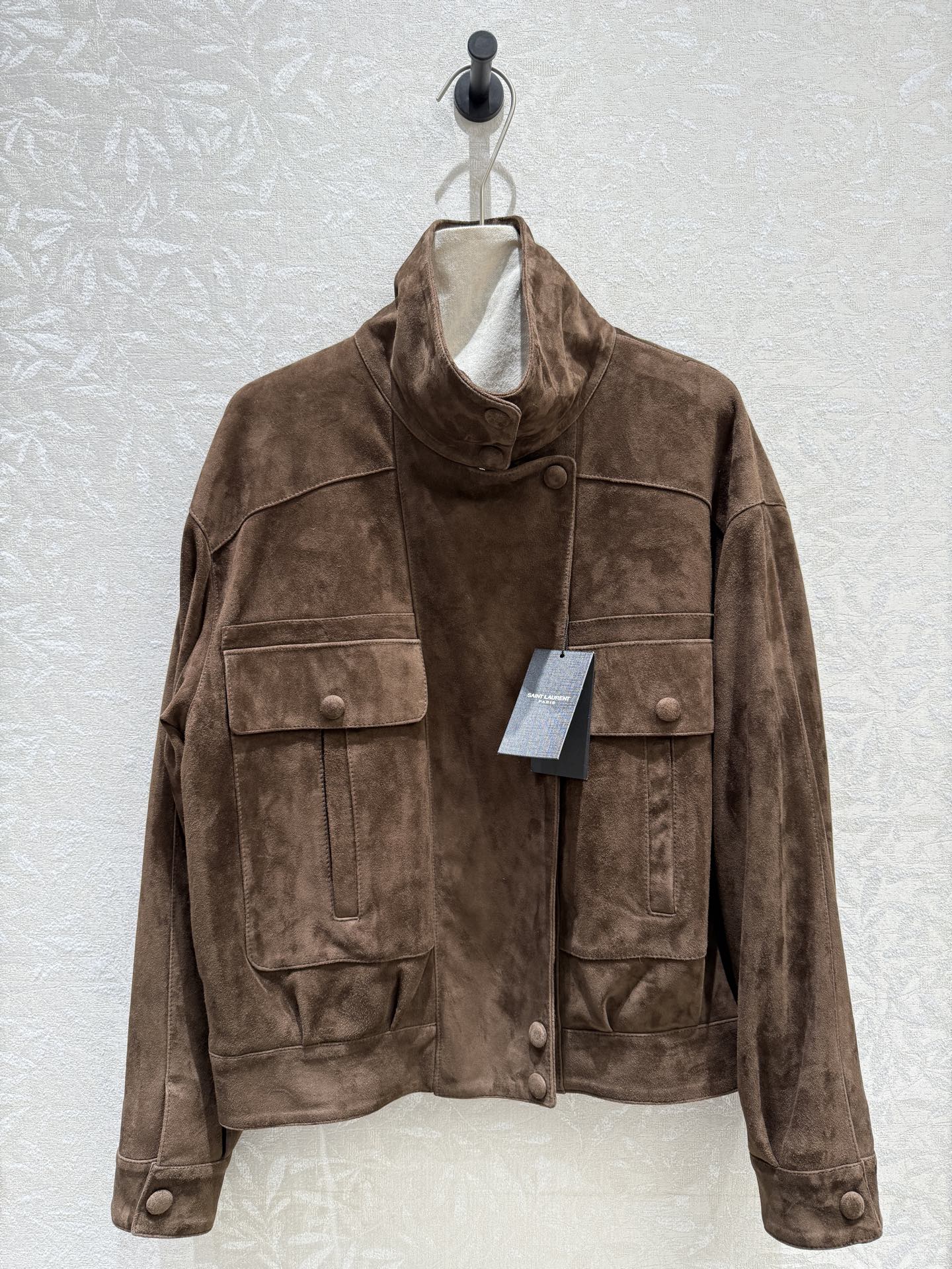 NO:952137,Sain*Laurent 2026 new fall product Suede sheepskin work jacket Loose and short version Lazy and casual without bulk Low-saturated gray and brown tones are versatile and durable Suitable for commuting and daily outdoor wear Neutral style versatile jacket Can be exchanged for Saint Laurent hardware, Saint Laurent-clothing, saint laurent, saint laurent, jackets & coats, sheepskin,19860909Sain*Laurent 2026 秋季新品 绒面羊皮工装夹克 宽松短款版型 慵懒随性不臃肿 低饱灰咖色调百搭耐看 通勤日常户外穿搭均可 中性风百搭夹克 可换圣罗兰五金,圣罗兰-服装,saint laurent,saint laurent,jackets & coats,sheepskin,,Women's clothing