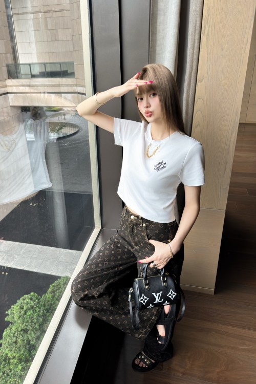 Louis Vuitton Embroidered Logo Cropped T-Shirt | Fashionable & Versatile 1 Louis Vuitton Embroidered Logo Cropped T-Shirt | Fashionable & Versatile