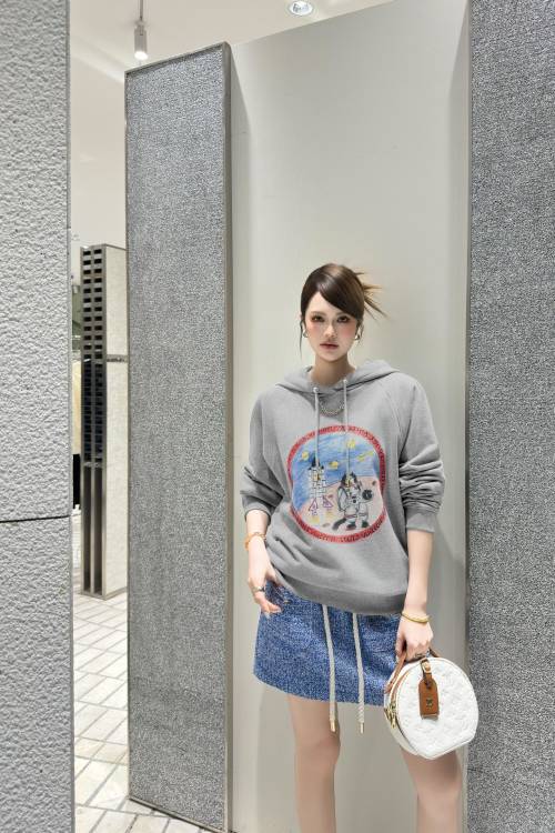 Louis Vuitton Autumn Astronaut Graffiti Print Hoodie - Grey 1 Louis Vuitton Autumn Astronaut Graffiti Print Hoodie - Grey