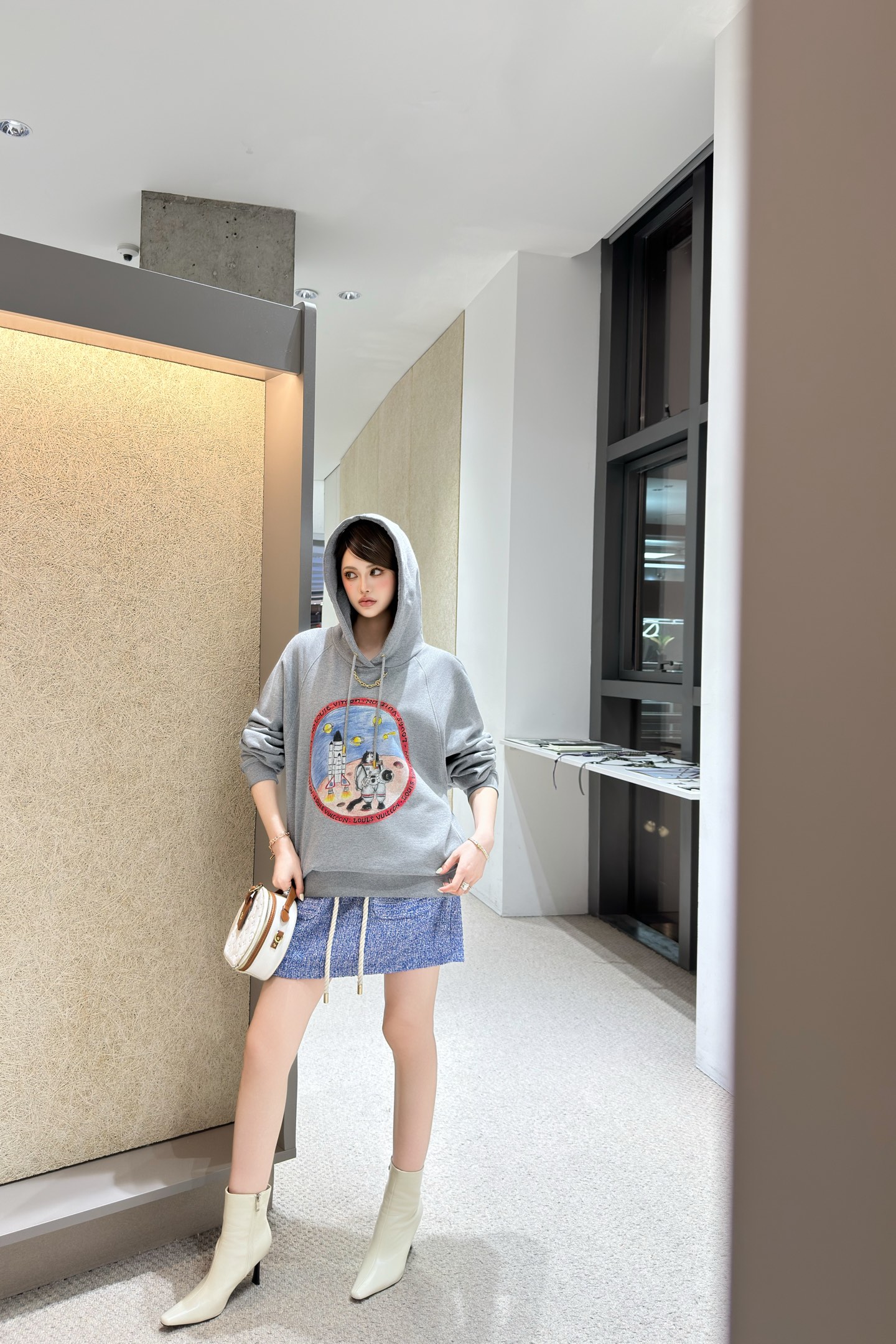 Louis Vuitton Graphic Print Hoodie Drawstring Loose Fit Autumn New 2 i1757519430587 7146 0 1
