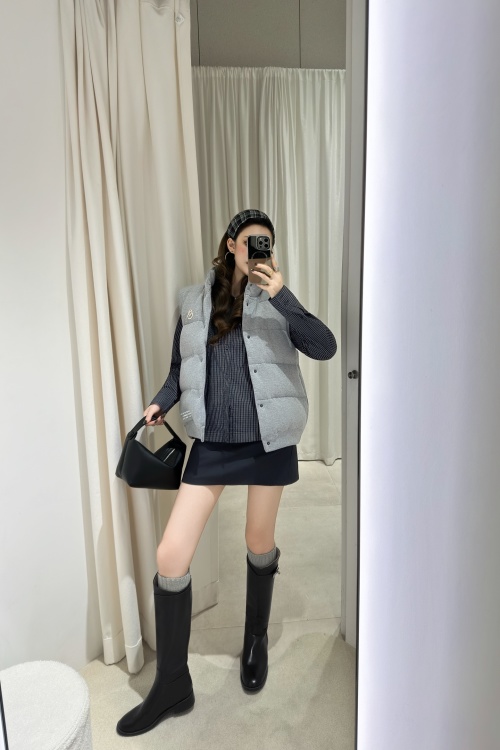 Moncler 2025FW Unisex Down Vest - Stylish, Warm, and Comfortable 1 Moncler 2025FW Unisex Down Vest - Stylish, Warm, and Comfortable