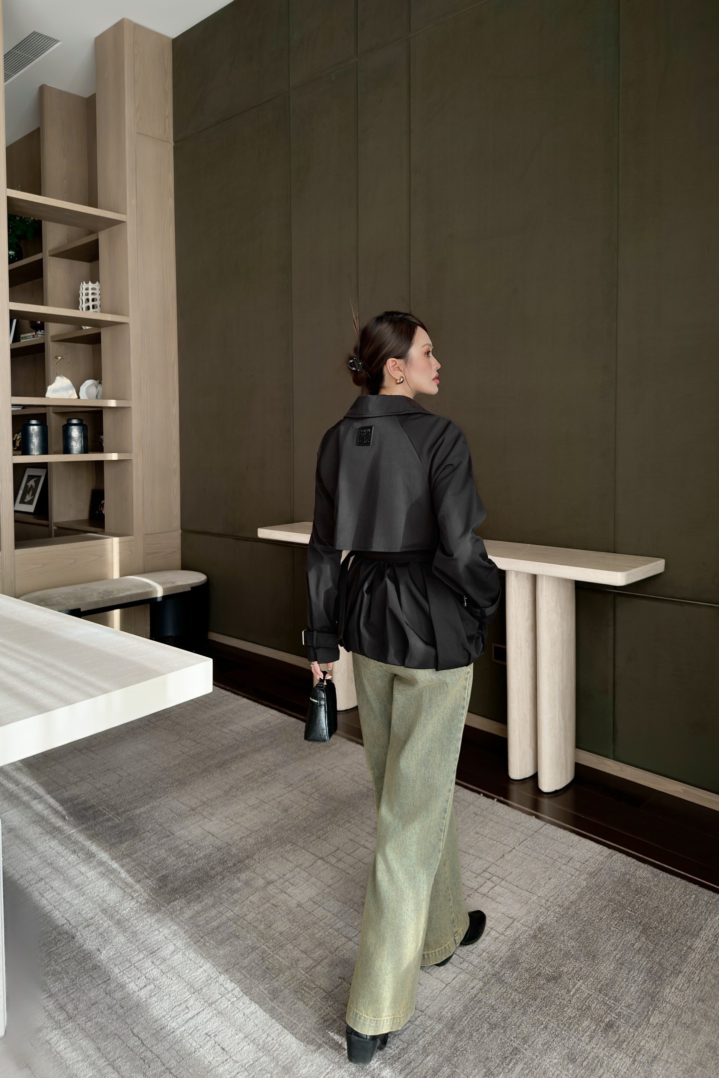 Loewe Fall/Winter 2025 Cropped Trench Coat with Belt and Lapel Collar 3 i1757866264078 7502 0 2