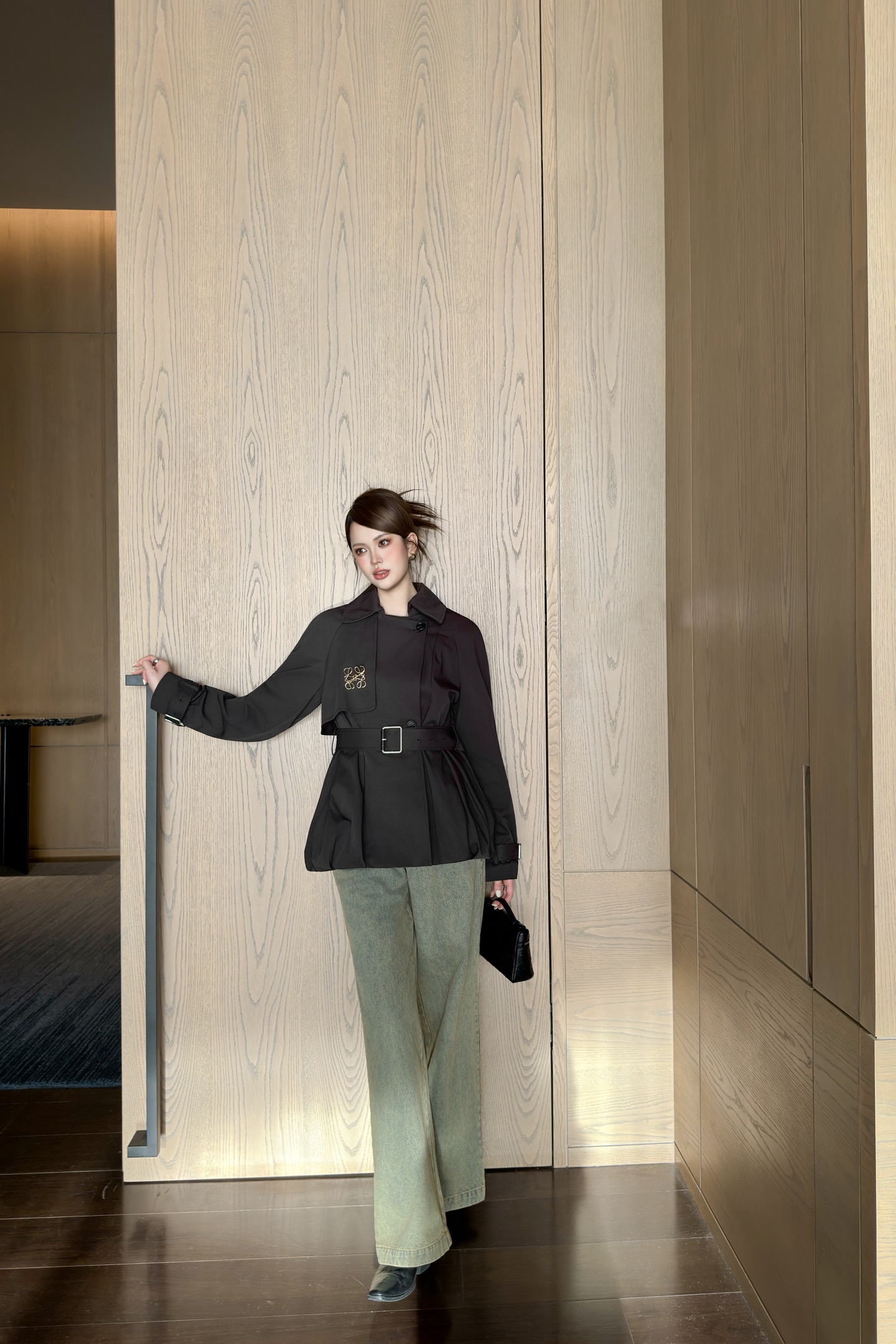 Loewe Fall/Winter 2025 Cropped Trench Coat with Belt and Lapel Collar 4 i1757866264105 5313 0 3