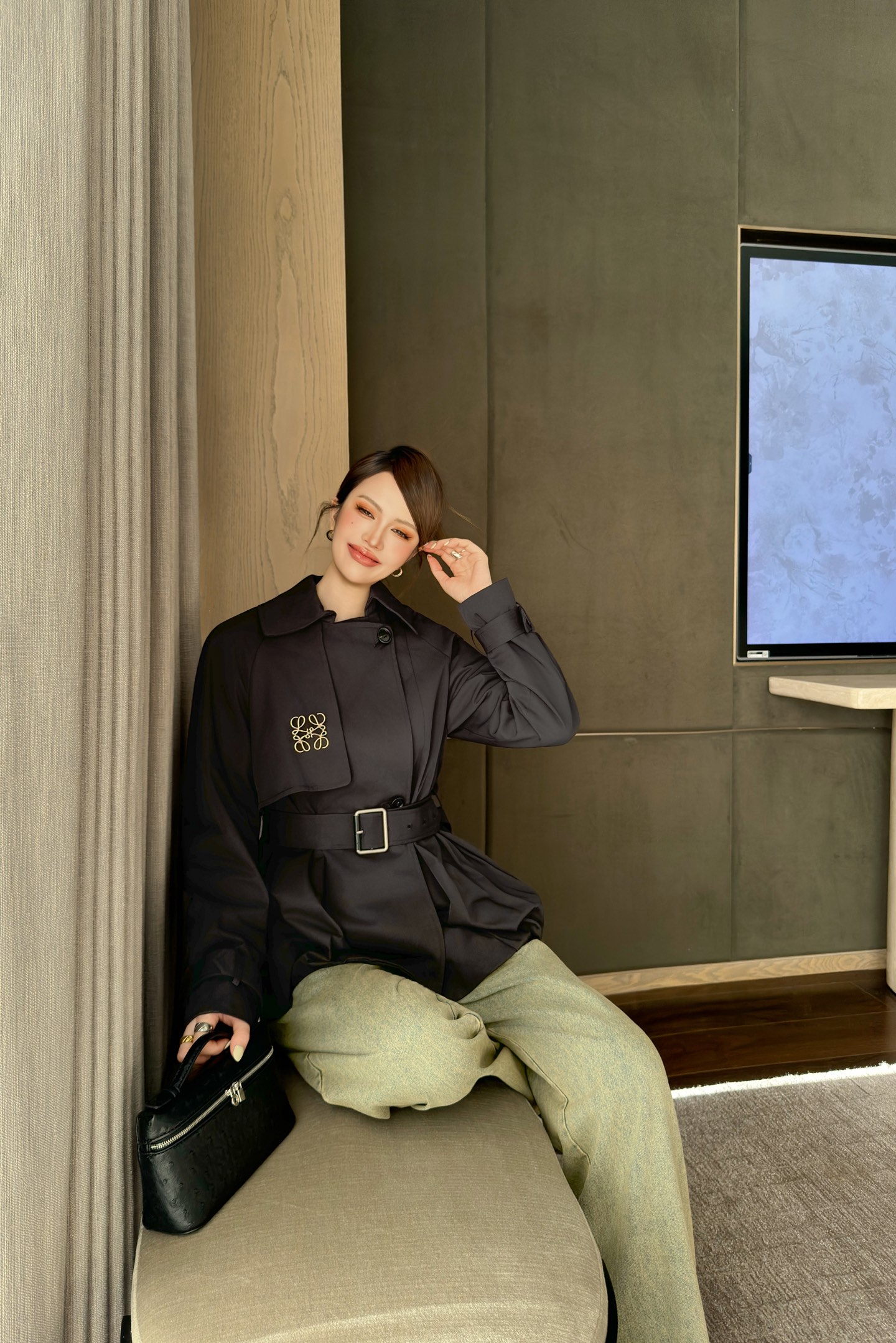 Loewe Fall/Winter 2025 Cropped Trench Coat with Belt and Lapel Collar 2 i1757866264194 5358 0 1
