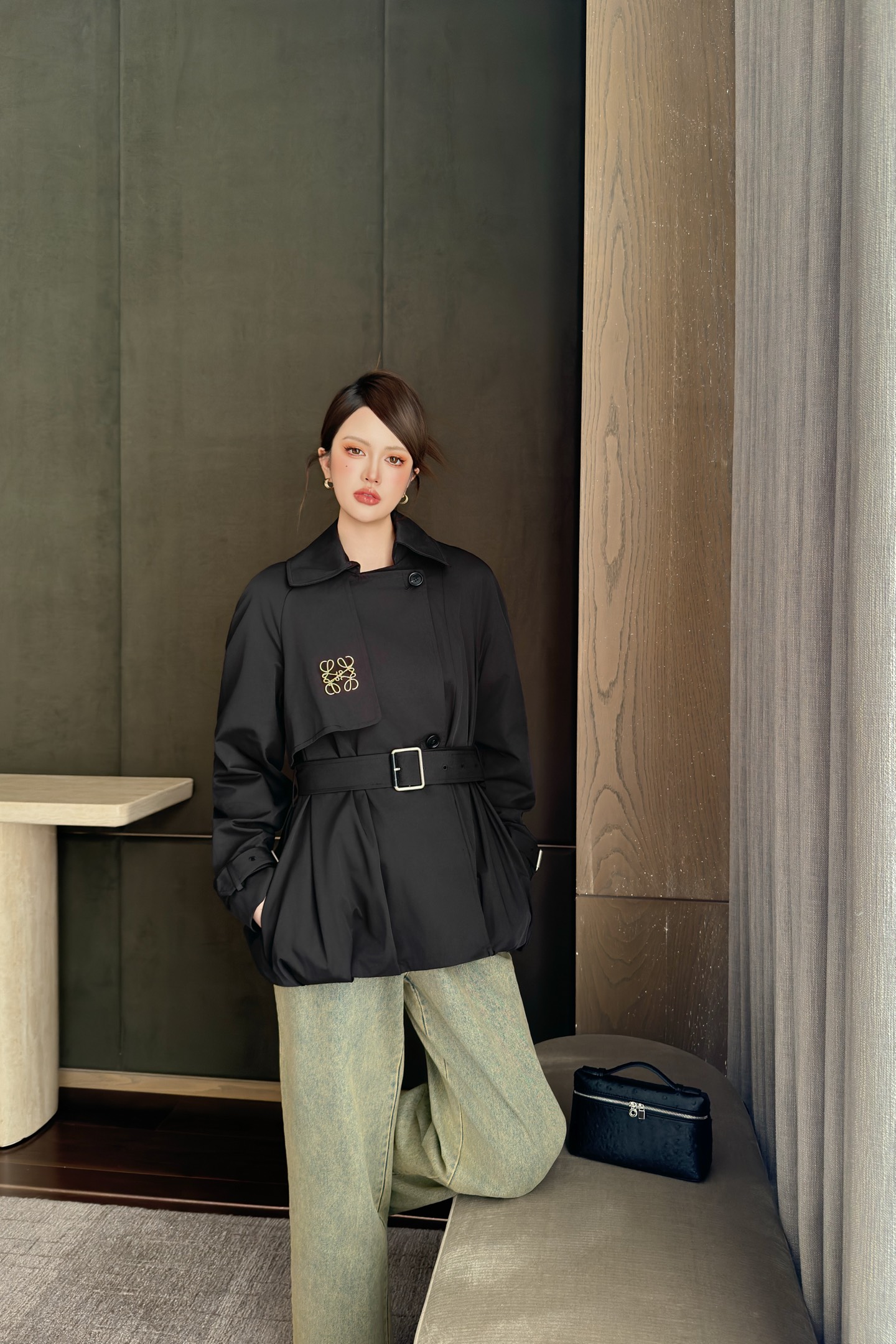 Loewe Fall/Winter 2025 Cropped Trench Coat with Belt and Lapel Collar 1 i1757866264206 3393 0 0