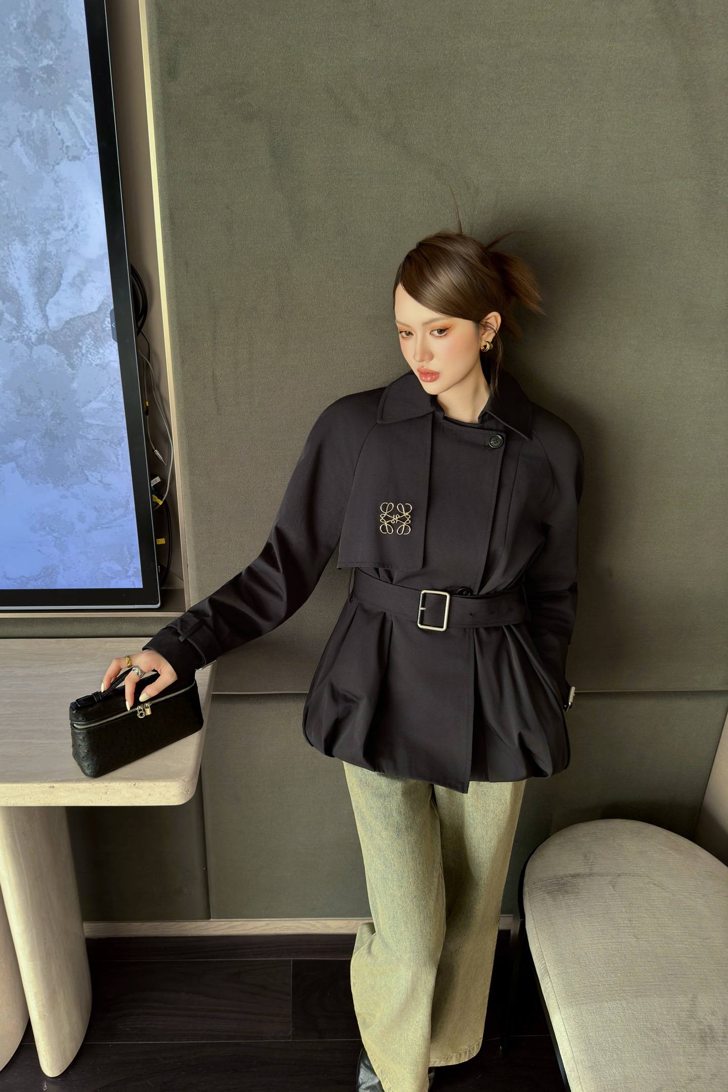 Loewe Fall/Winter 2025 Cropped Trench Coat with Belt and Lapel Collar 5 i1757866264211 2200 0 4