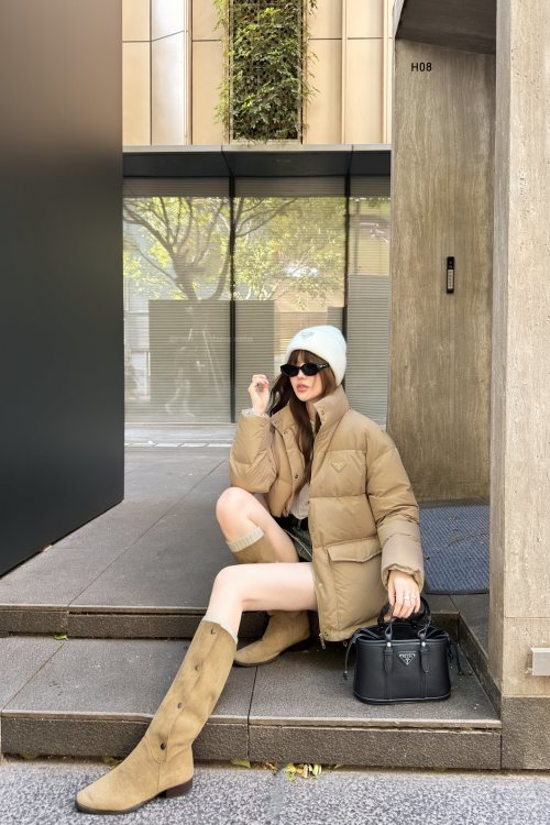 Prada 2025FW Stylish Down Jacket - Ultimate Warmth & Classic Logo Accent 1 Prada 2025FW Stylish Down Jacket - Ultimate Warmth & Classic Logo Accent