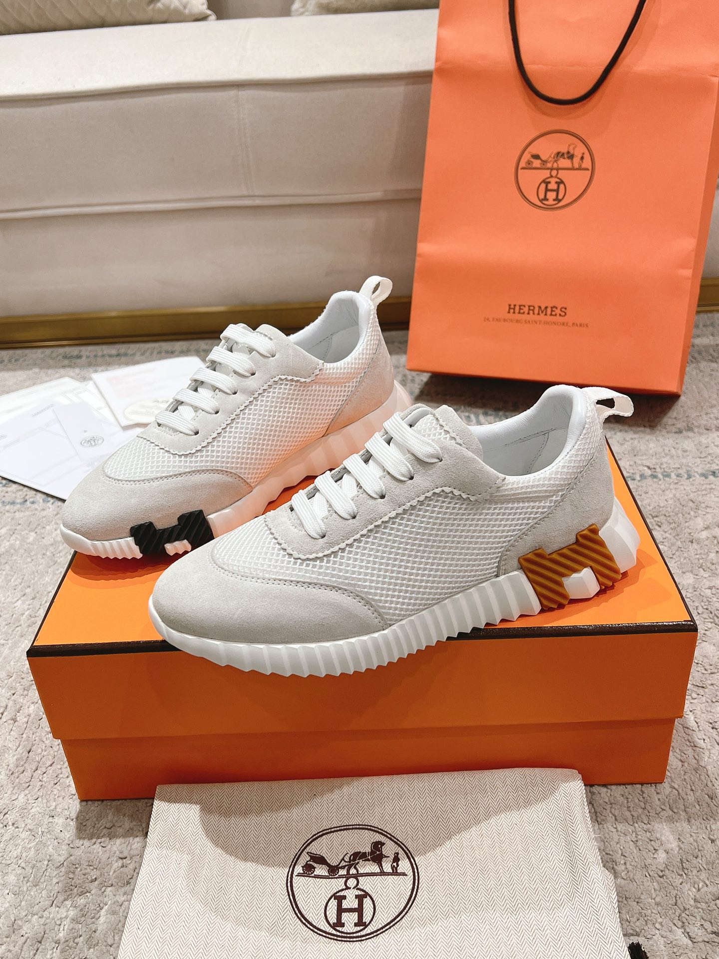 P300男+20顶级版本
2024ss Hermès/爱马仕 初秋新品
情侣款  休闲鞋👟

拼色设计MM风  超前时尚  简约高级 随意搭配  上脚非常轻便舒适

🔘鞋面：麂皮/牛皮
🔘内里：羊皮
🔘大底：原版PU发泡成型大底
🔘码数：女码35-42（40.41.42订做不退换）
          男码39-46（45.46订做不退换）
