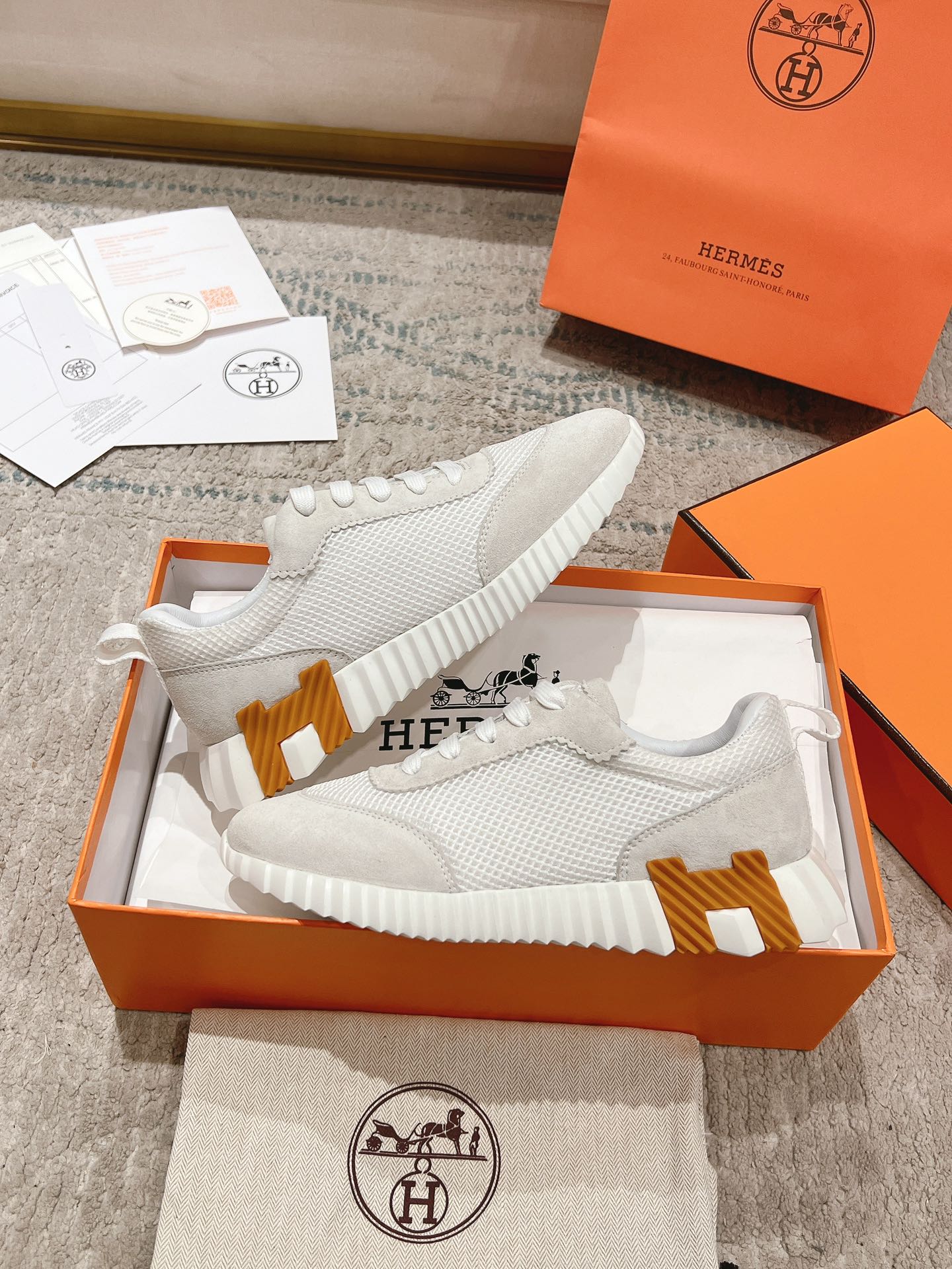 P300男+20顶级版本
2024ss Hermès/爱马仕 初秋新品
情侣款  休闲鞋👟

拼色设计MM风  超前时尚  简约高级 随意搭配  上脚非常轻便舒适

🔘鞋面：麂皮/牛皮
🔘内里：羊皮
🔘大底：原版PU发泡成型大底
🔘码数：女码35-42（40.41.42订做不退换）
          男码39-46（45.46订做不退换）
