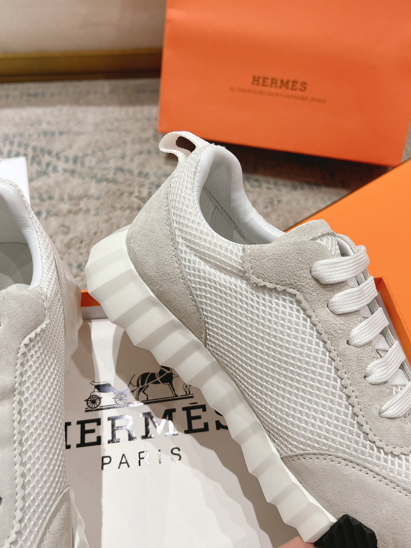 P300男+20顶级版本
2024ss Hermès/爱马仕 初秋新品
情侣款  休闲鞋👟

拼色设计MM风  超前时尚  简约高级 随意搭配  上脚非常轻便舒适

🔘鞋面：麂皮/牛皮
🔘内里：羊皮
🔘大底：原版PU发泡成型大底
🔘码数：女码35-42（40.41.42订做不退换）
          男码39-46（45.46订做不退换）
