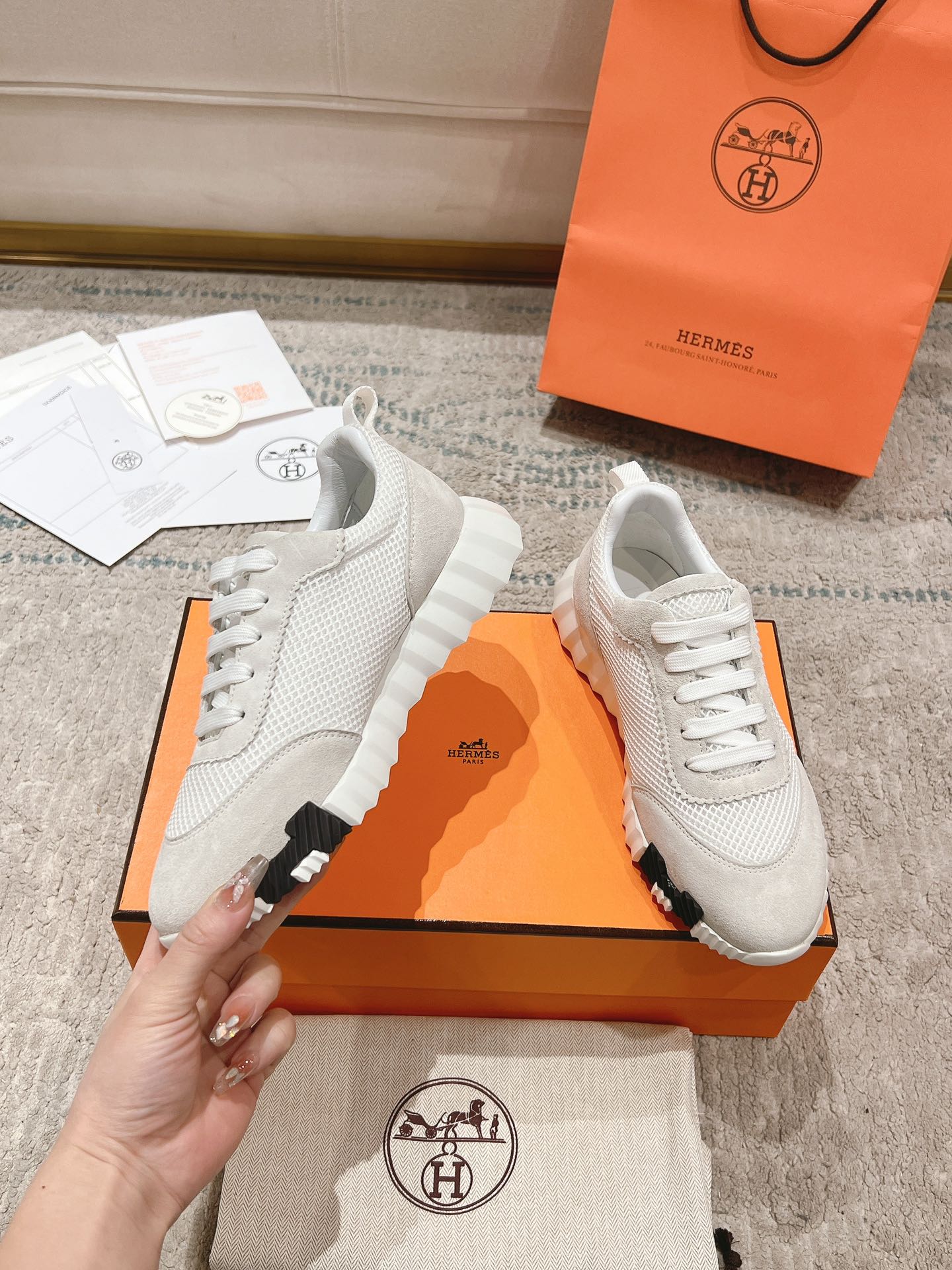 P300男+20顶级版本
2024ss Hermès/爱马仕 初秋新品
情侣款  休闲鞋👟

拼色设计MM风  超前时尚  简约高级 随意搭配  上脚非常轻便舒适

🔘鞋面：麂皮/牛皮
🔘内里：羊皮
🔘大底：原版PU发泡成型大底
🔘码数：女码35-42（40.41.42订做不退换）
          男码39-46（45.46订做不退换）
