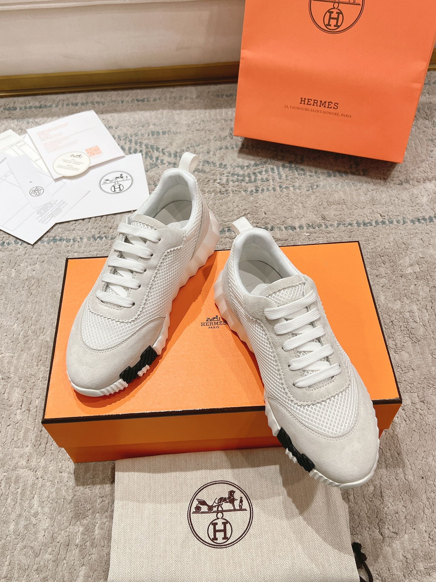 P300男+20顶级版本
2024ss Hermès/爱马仕 初秋新品
情侣款  休闲鞋👟

拼色设计MM风  超前时尚  简约高级 随意搭配  上脚非常轻便舒适

🔘鞋面：麂皮/牛皮
🔘内里：羊皮
🔘大底：原版PU发泡成型大底
🔘码数：女码35-42（40.41.42订做不退换）
          男码39-46（45.46订做不退换）

