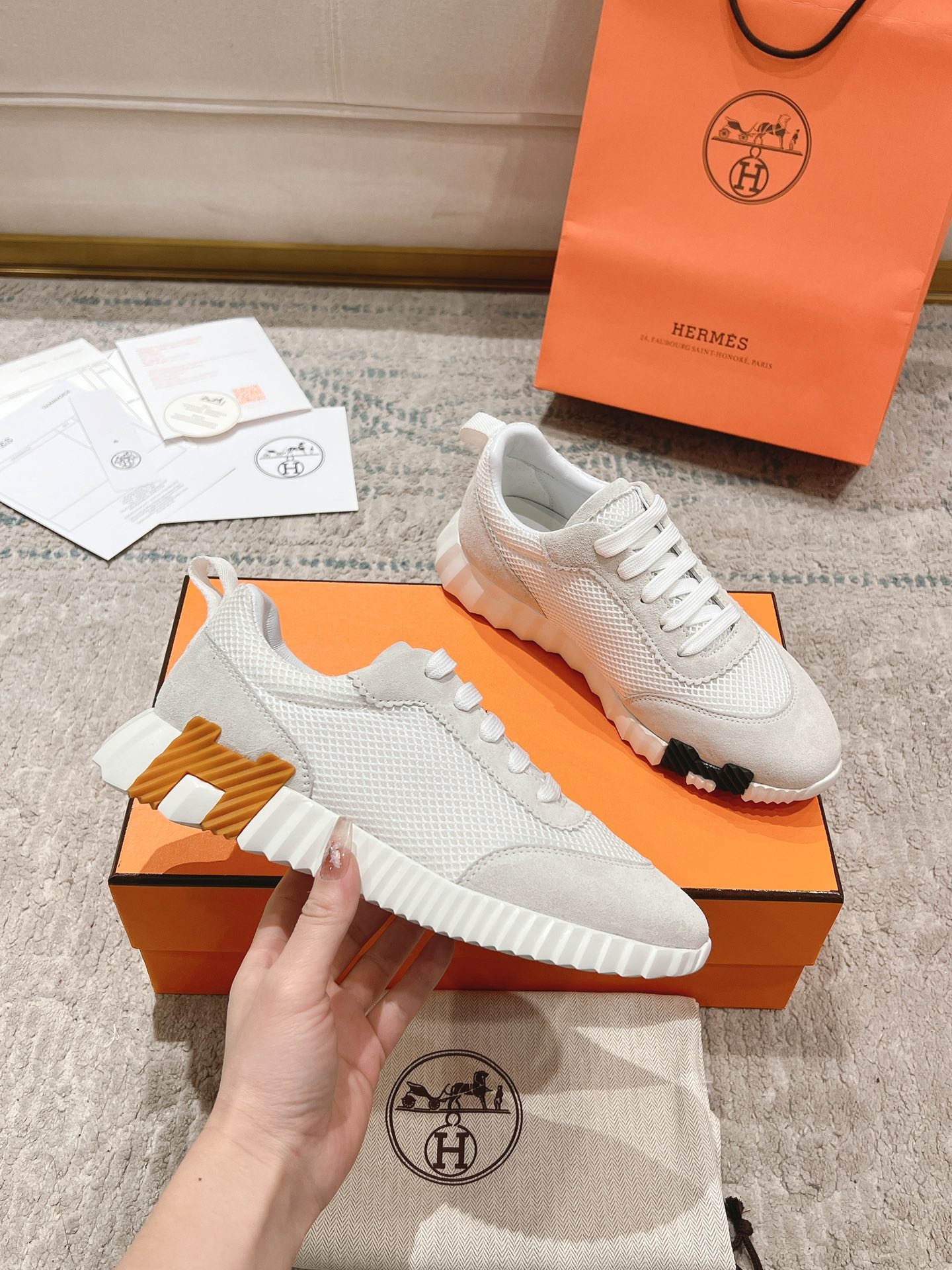P300男+20顶级版本
2024ss Hermès/爱马仕 初秋新品
情侣款  休闲鞋👟

拼色设计MM风  超前时尚  简约高级 随意搭配  上脚非常轻便舒适

🔘鞋面：麂皮/牛皮
🔘内里：羊皮
🔘大底：原版PU发泡成型大底
🔘码数：女码35-42（40.41.42订做不退换）
          男码39-46（45.46订做不退换）
