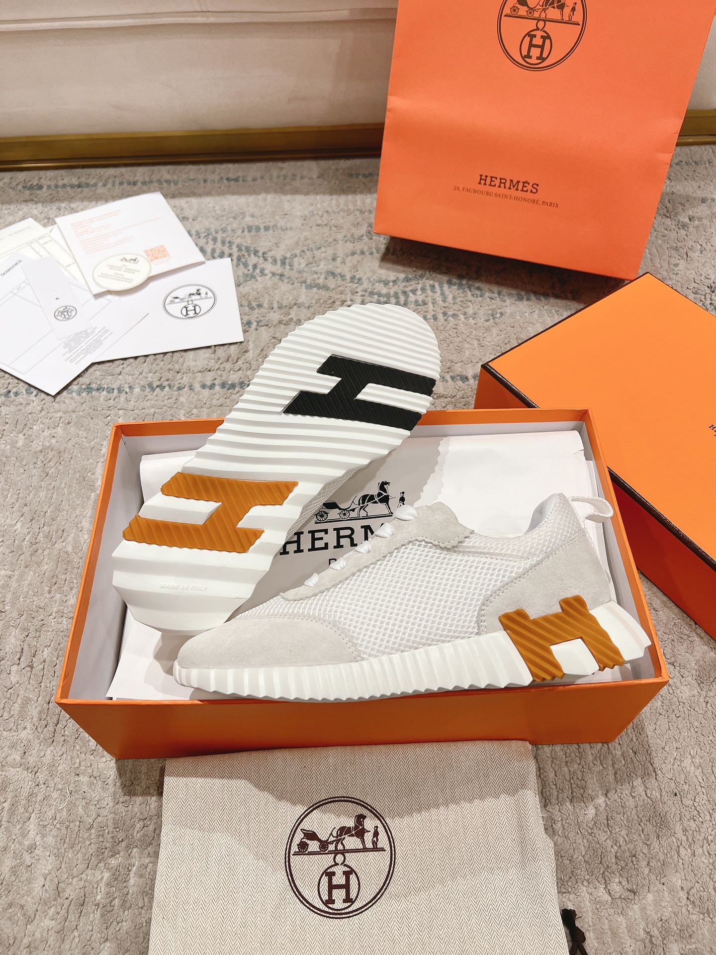 P300男+20顶级版本
2024ss Hermès/爱马仕 初秋新品
情侣款  休闲鞋👟

拼色设计MM风  超前时尚  简约高级 随意搭配  上脚非常轻便舒适

🔘鞋面：麂皮/牛皮
🔘内里：羊皮
🔘大底：原版PU发泡成型大底
🔘码数：女码35-42（40.41.42订做不退换）
          男码39-46（45.46订做不退换）
